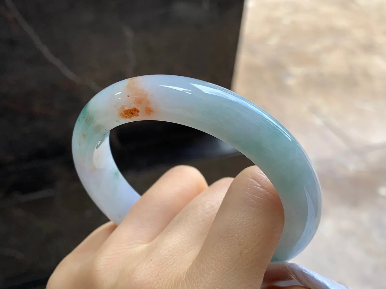 黄翡飘花特色手镯
尺寸：57.4-12.2-9mm
肉质细腻干净～有特色