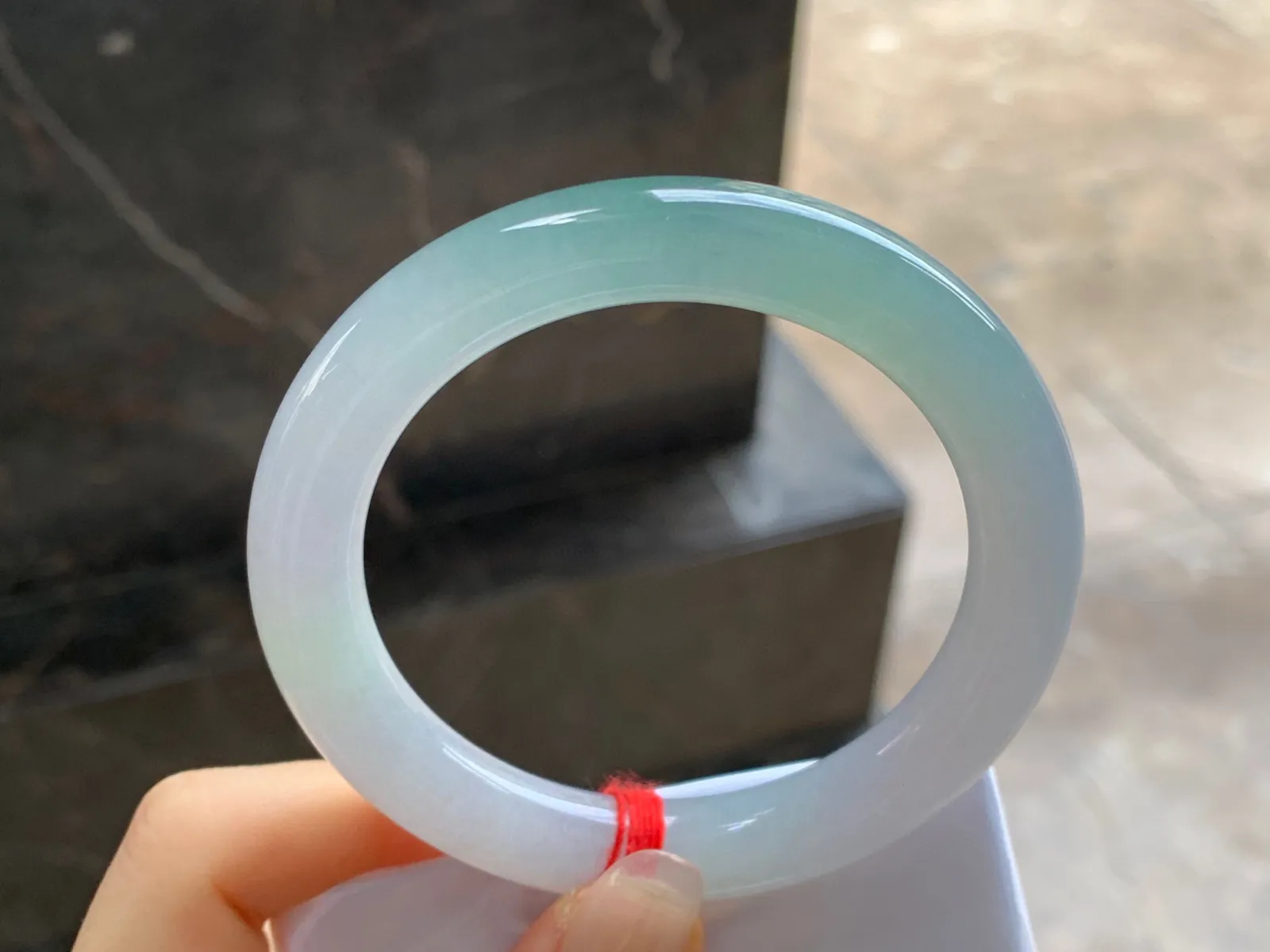 种水圆条手镯
尺寸：55.3-9.8-10.1mm
种水好 小清新