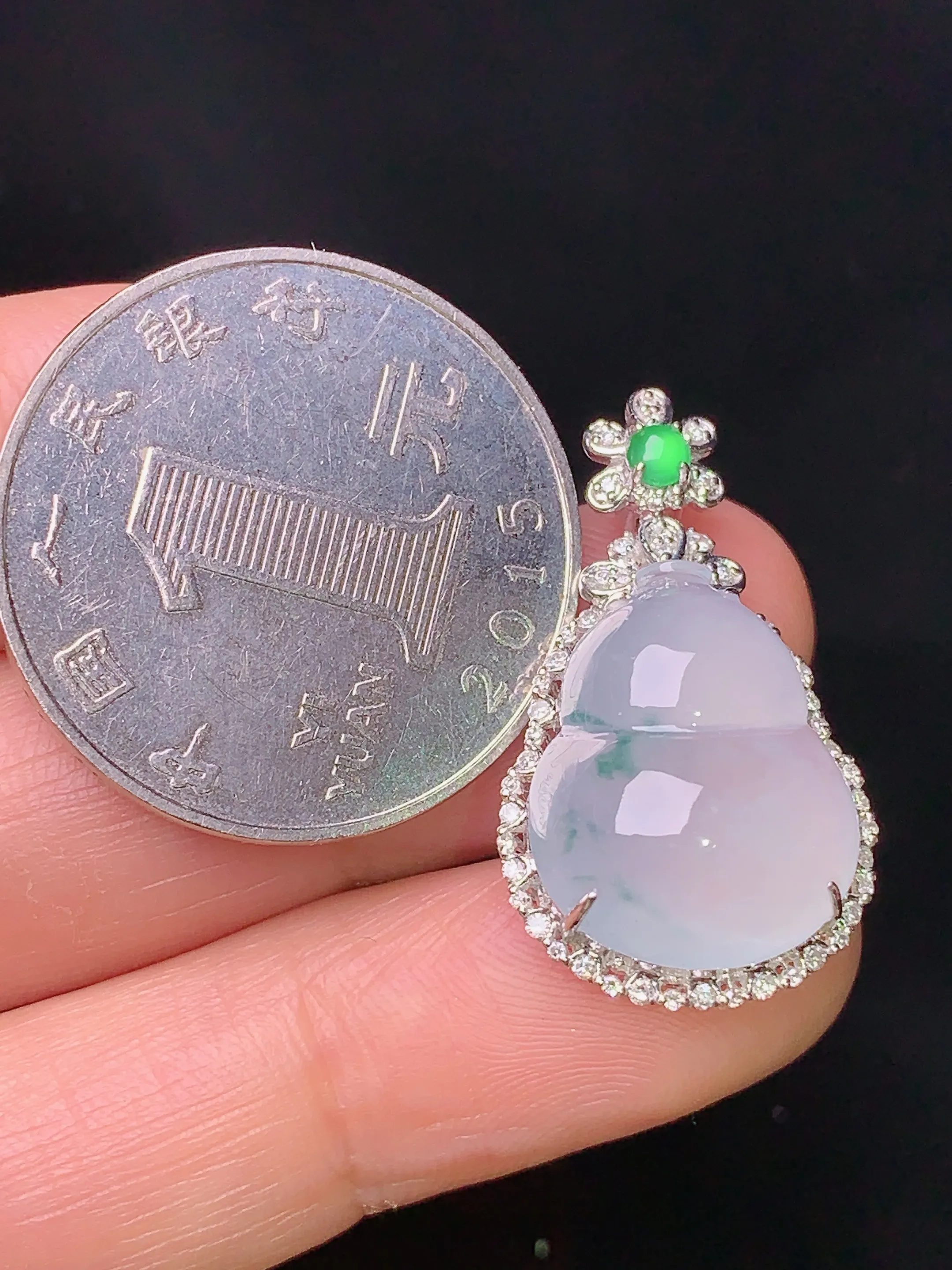 18k金钻镶嵌冰种葫芦吊坠 玉质细腻 水润亮眼 色泽艳丽 整体尺寸27.5*15.4*8.9