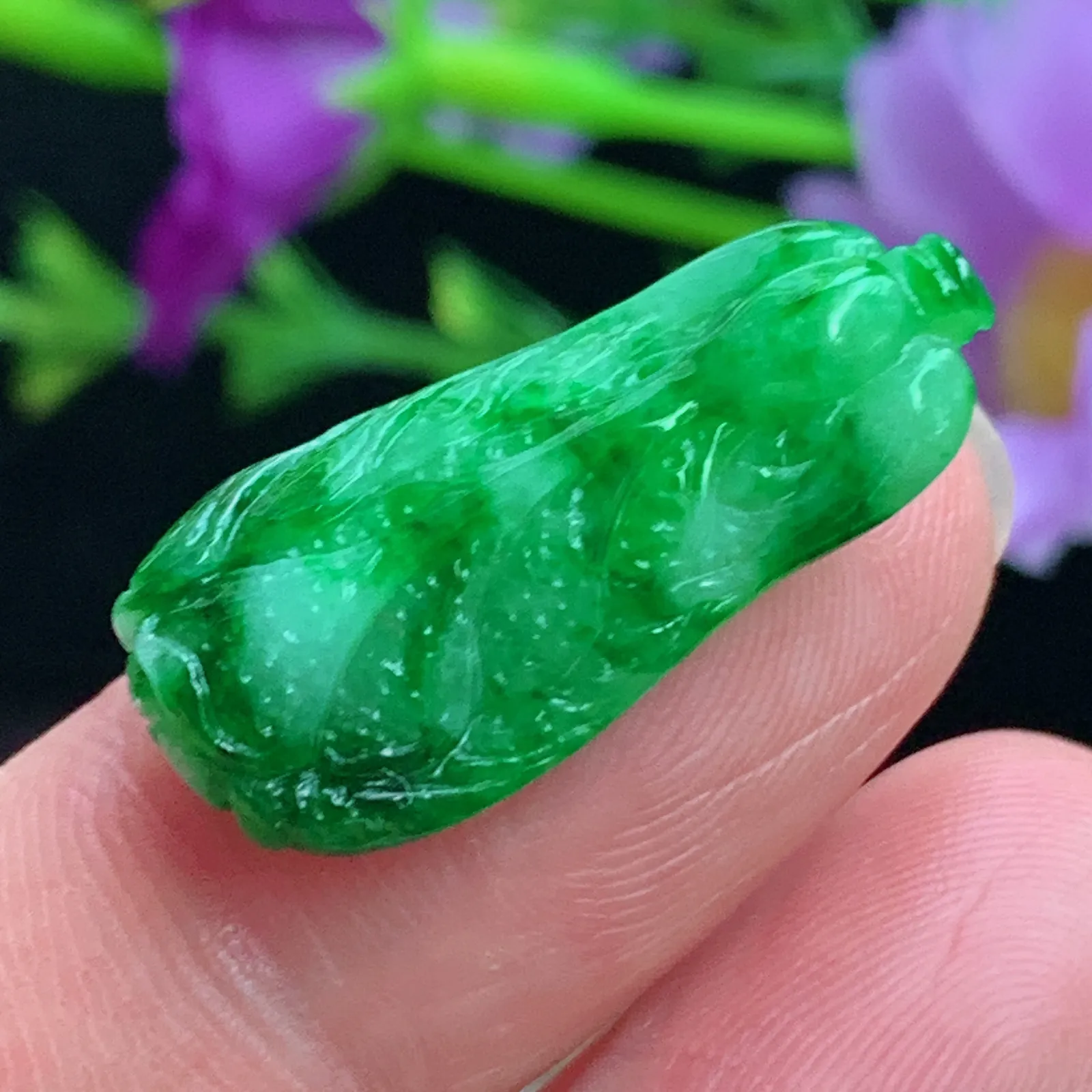 lz实拍25*12*5老坑精雕缅甸翡翠辣绿小百菜 百财聚来玉吊坠 玉挂件