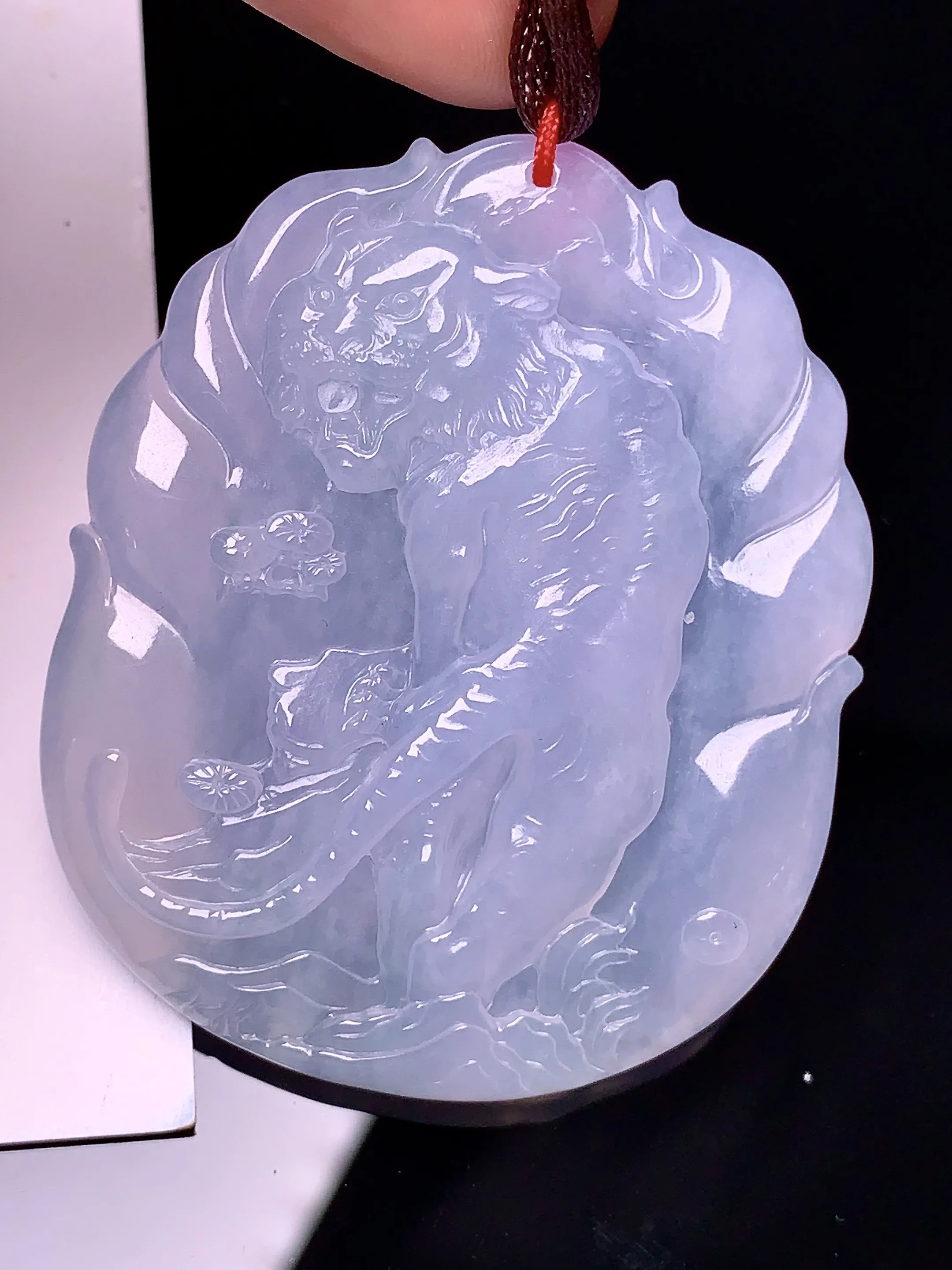 冰种生肖虎吊坠 玉质细腻 水润亮眼 色泽艳丽 整体尺寸50.6*42.3*6