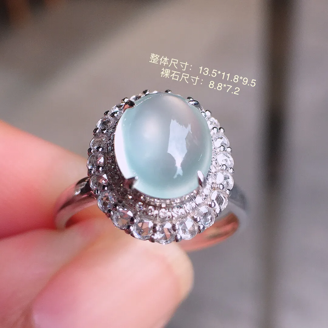 冰种蛋面戒指，玉质细腻，荧光感超
强，饱满圆润，气质满满。18k
金豪华镶嵌