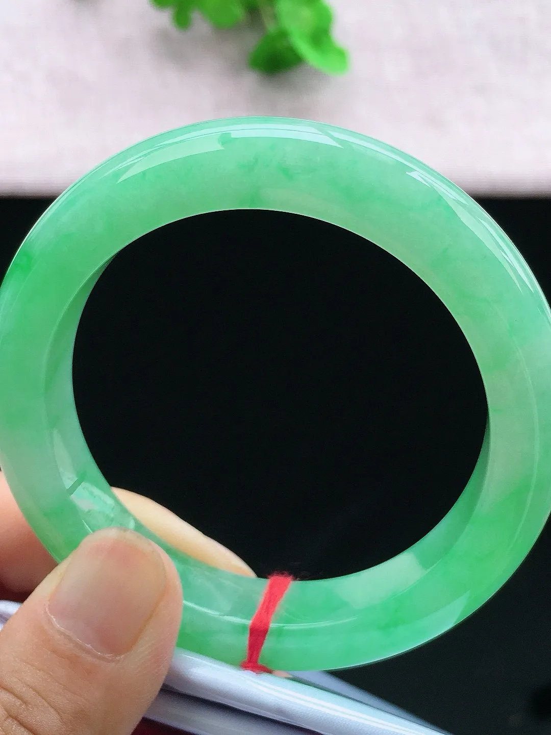正圈55-56可戴，种老水足，尺寸55.4/11.5/9.6mm，冰果绿正圈翡翠手镯