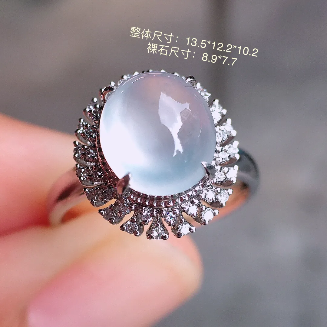 冰种蛋面戒指，玉质细腻，荧光感超
强，饱满圆润，气质满满。18k
金豪华镶嵌