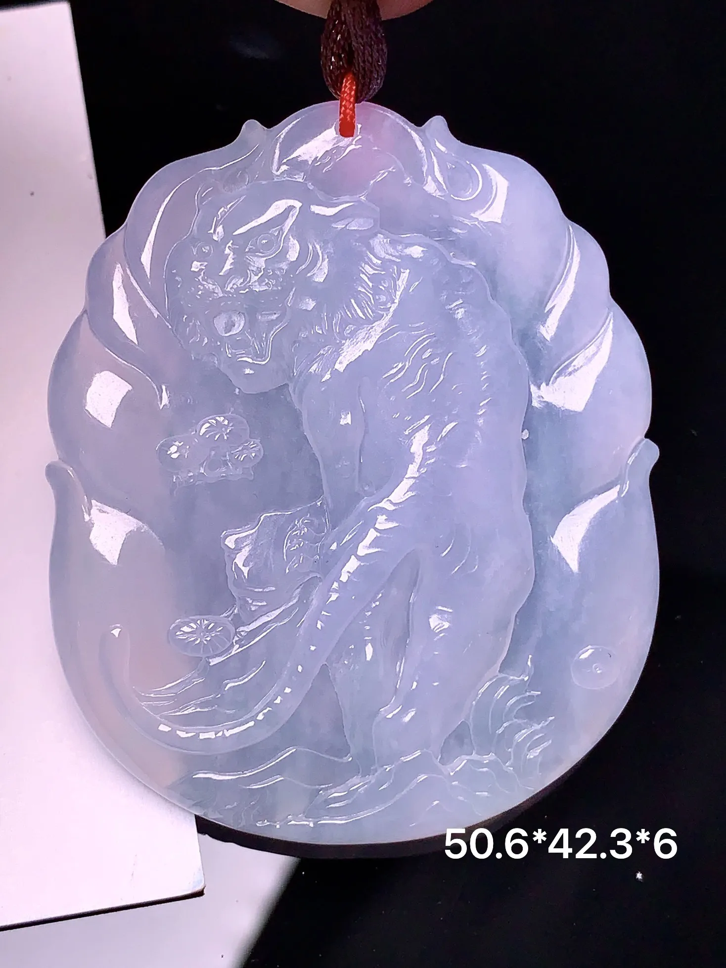 冰种生肖虎吊坠 玉质细腻 水润亮眼 色泽艳丽 整体尺寸50.6*42.3*6