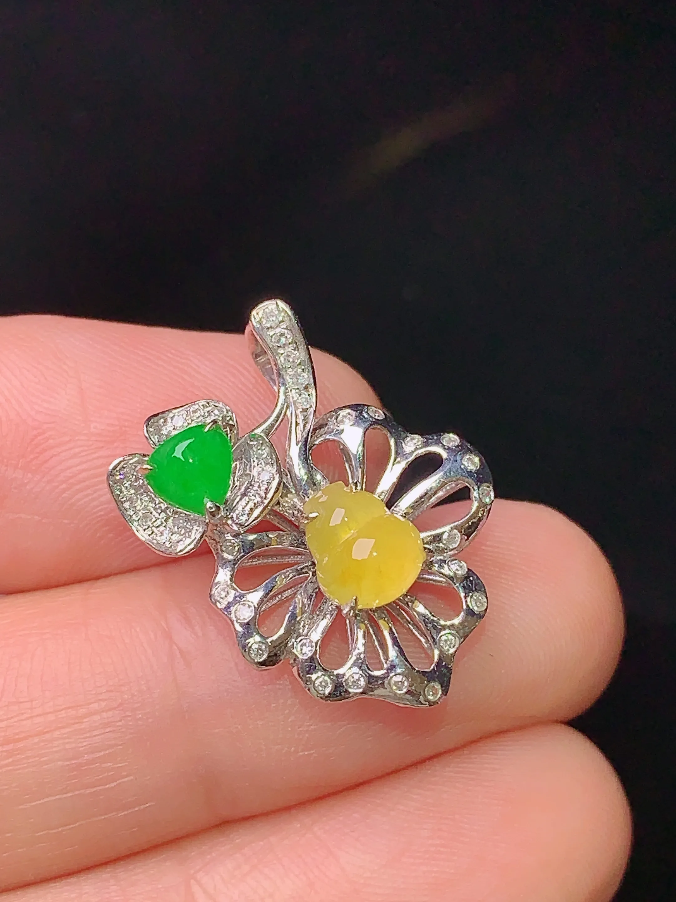 18k金钻镶嵌黄翡葫芦吊坠 玉质细腻 水润亮眼 色泽艳丽 整体尺寸21.6*19.1*7.2