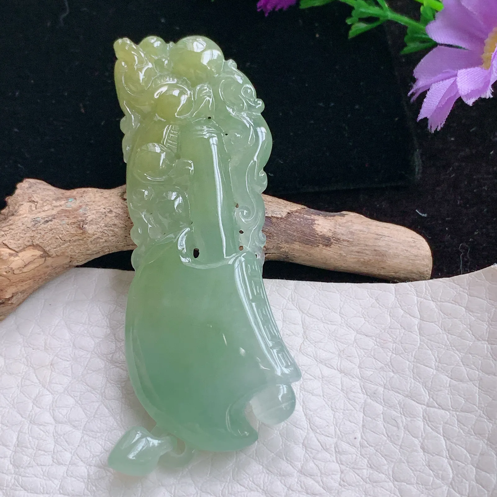 lz实拍69*24.5*8特色老坑精雕缅甸翡翠府上有龙玉吊坠 玉挂件