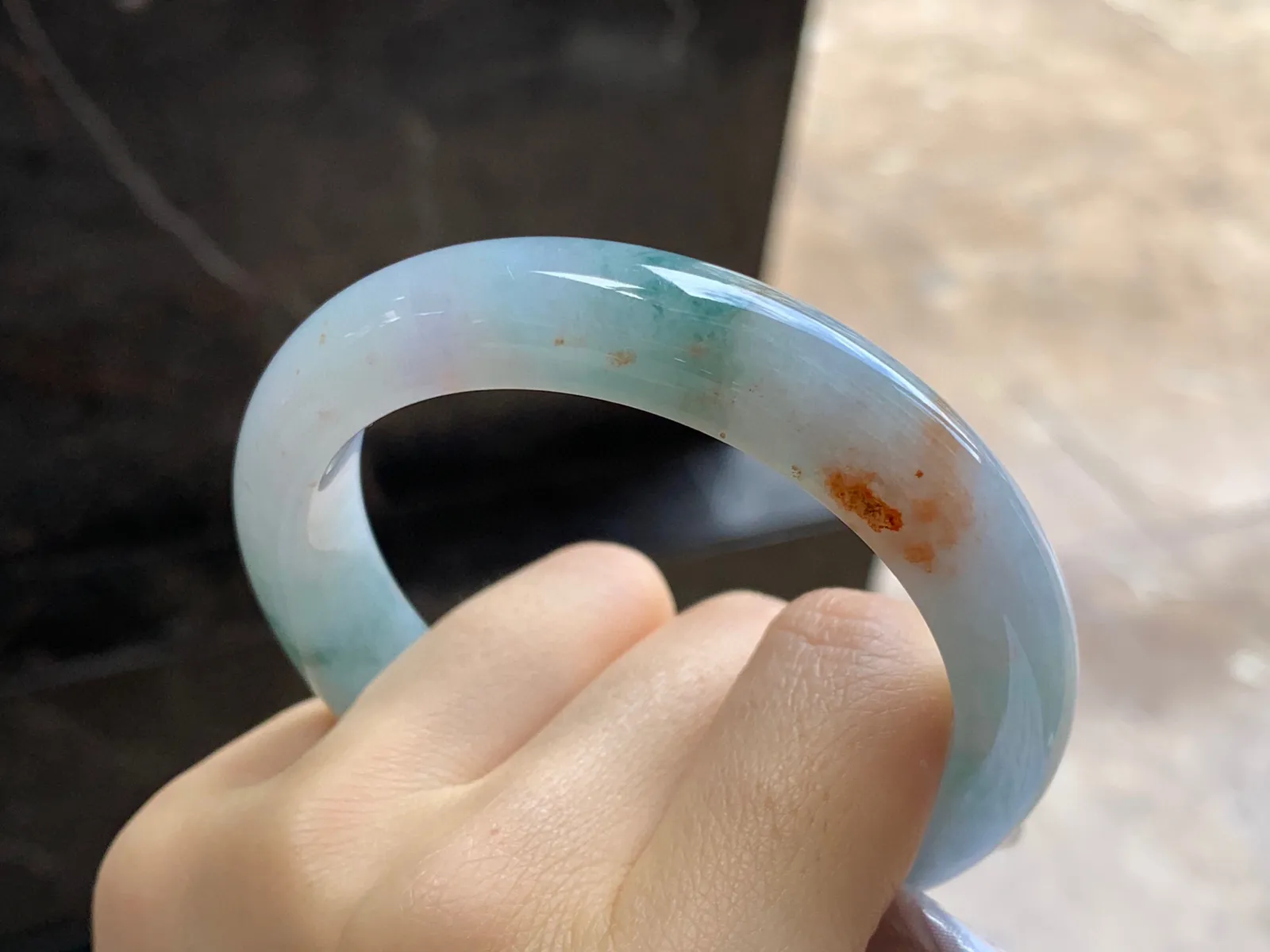 黄翡飘花特色手镯
尺寸：57.4-12.2-9mm
肉质细腻干净～有特色