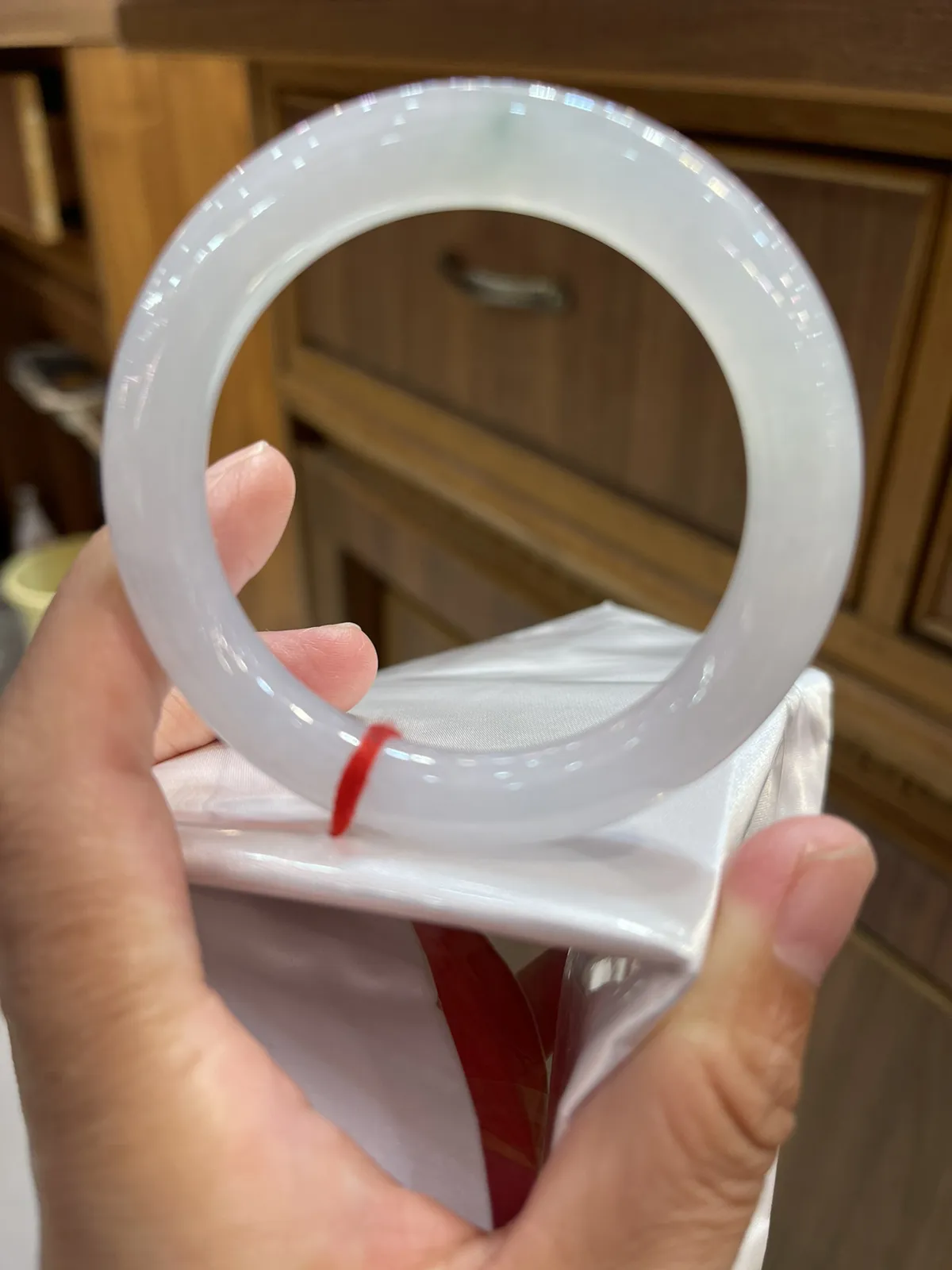 缅甸翡翠A货，圆润通透，上手效果好，清爽干净，平安快乐，吉祥如意