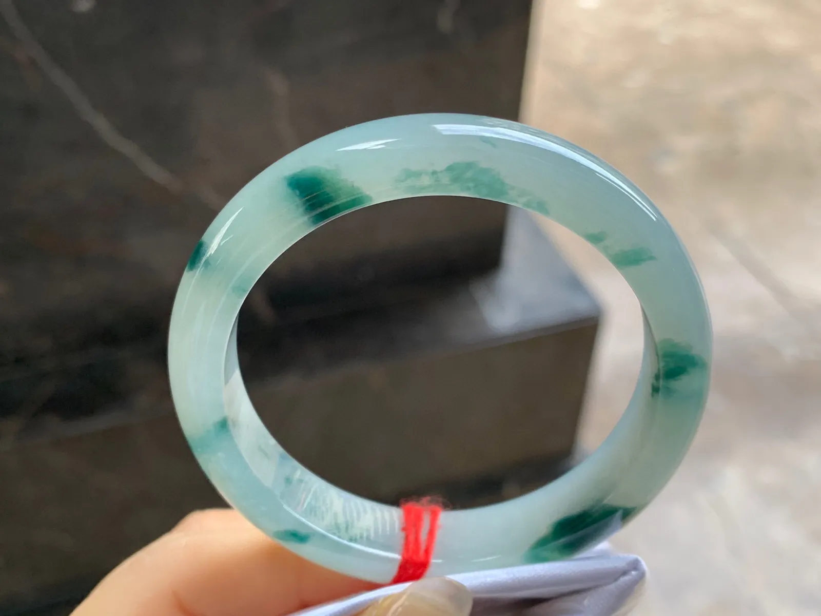 飘花手镯
尺寸：55.7-11.8-8mm
底子细腻～种水好 飘花点缀