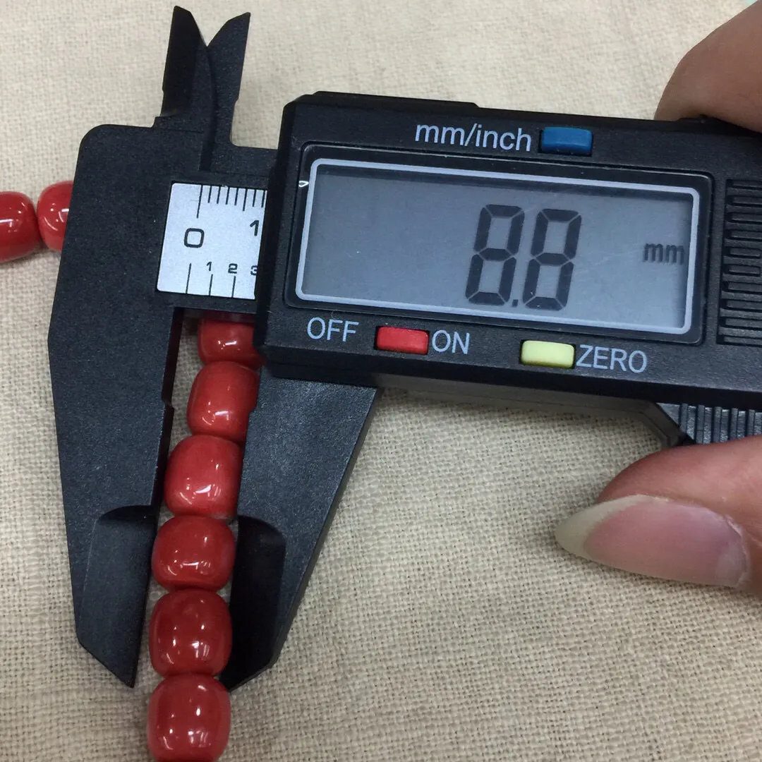 【天然莫莫红珊瑚8.8mm大桶珠108珠链】项链手链两用款！天然无添加无优化，台湾产地，莫莫材料，莫莫深一色，裸石尺寸约为8.8-7.7mm，重量为110克。珊瑚自古为佛教珍宝，深海里千年生长的有机宝石，色泽喜人，质地莹润，少白芯。具有收藏价值！