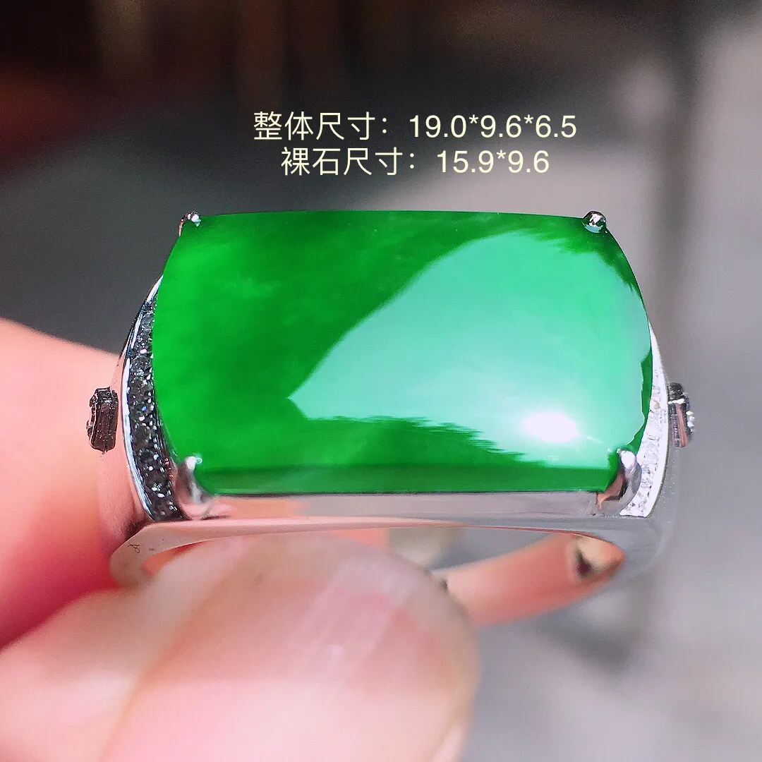 阳绿马鞍戒指，色泽均匀艳丽，玉质细腻，荧光感超
强，饱满圆润，气质满满。18k
金豪华镶嵌