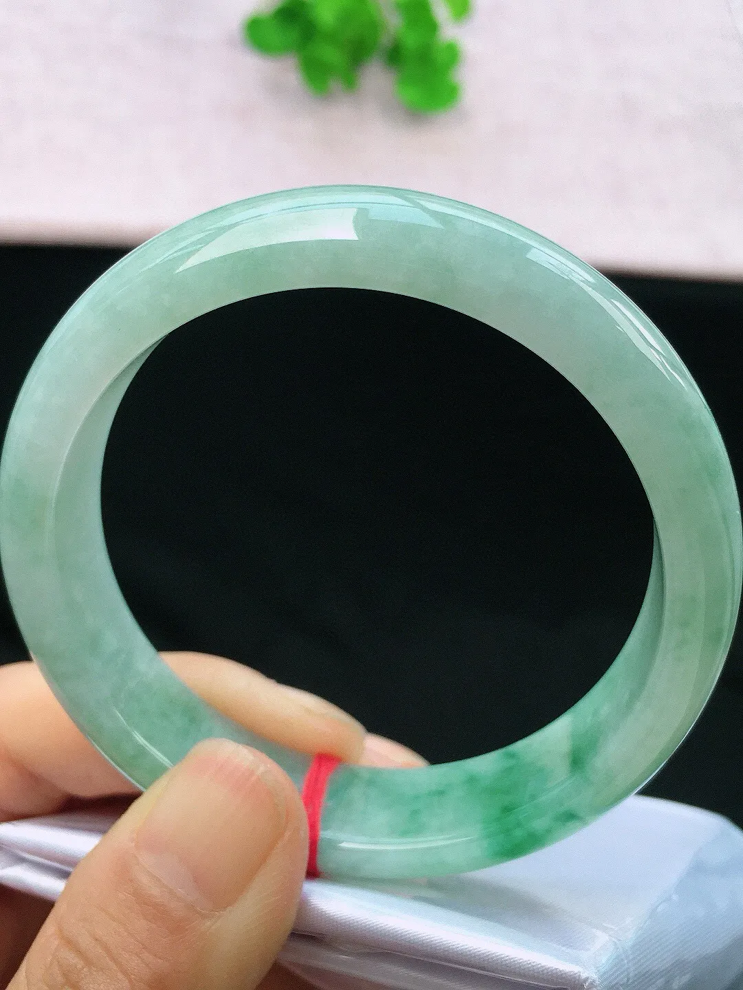 正圈57-58可戴，种老水足，尺寸57.5/14/7.8mm，冰飘绿花正圈翡翠手镯
