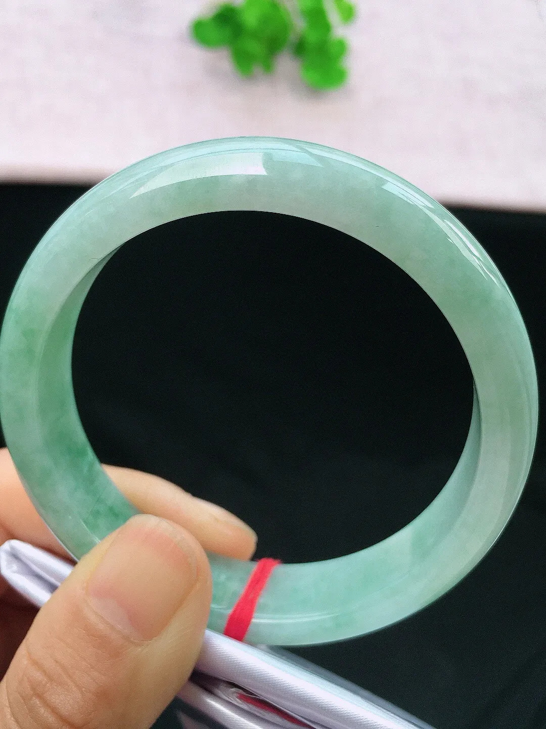 正圈57-58可戴，种老水足，尺寸57.5/14/7.8mm，冰飘绿花正圈翡翠手镯