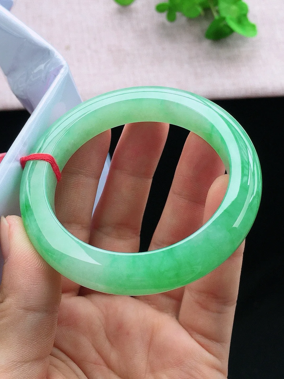 正圈55-56可戴，种老水足，尺寸55.4/11.5/9.6mm，冰果绿正圈翡翠手镯