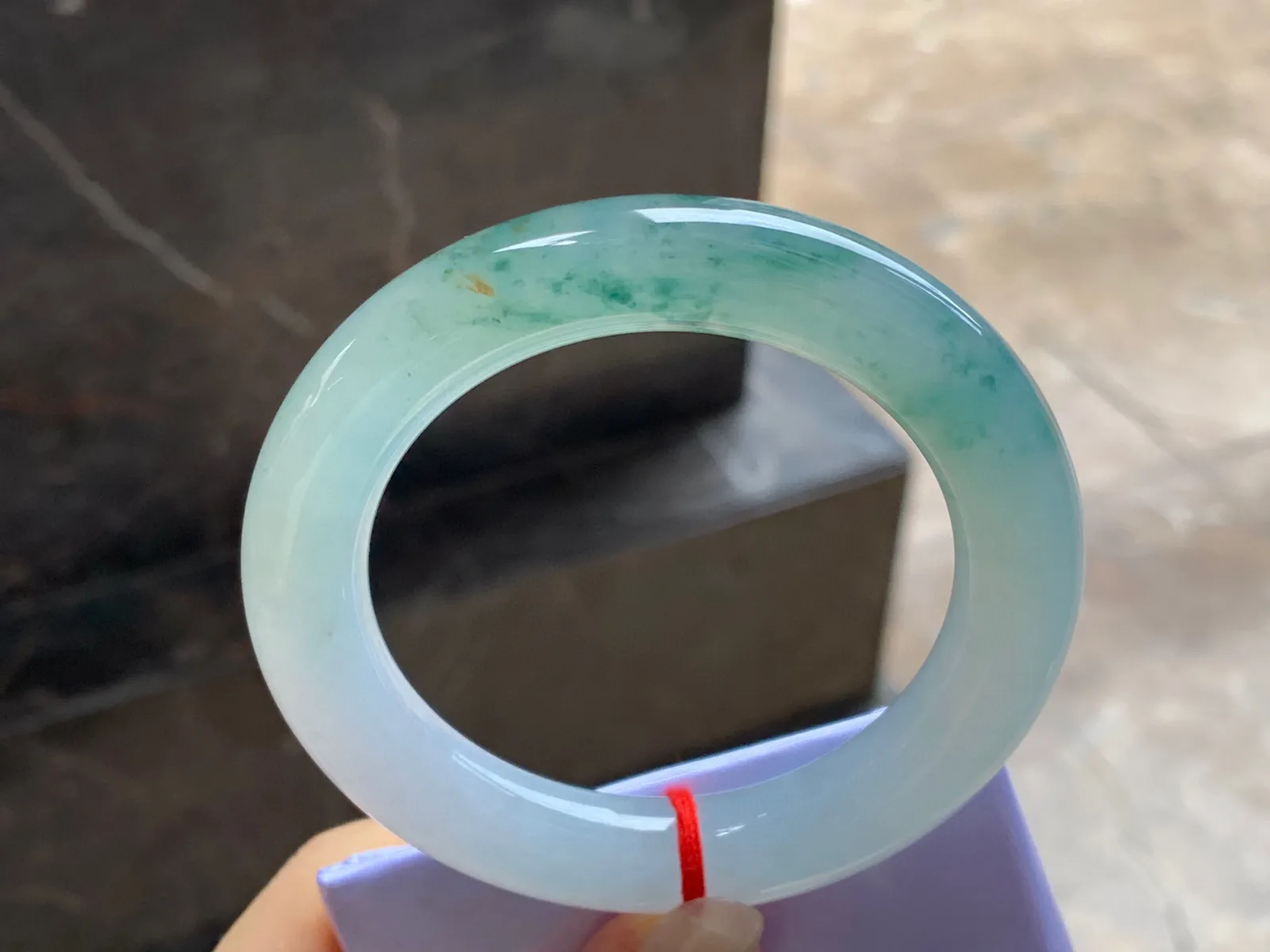冰种飘花圆条手镯
尺寸：56-12mm
种水好 飘花点缀