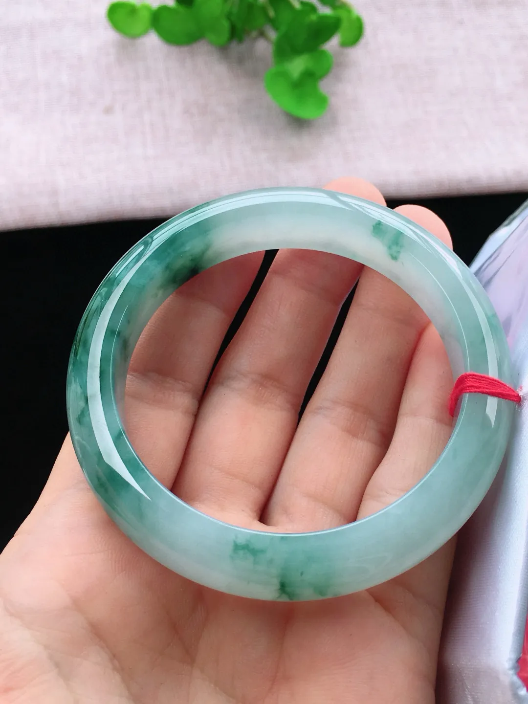 正圈57-58可戴，种老水足，尺寸57.4/12.1/8.8mm，冰飘花正圈翡翠手镯