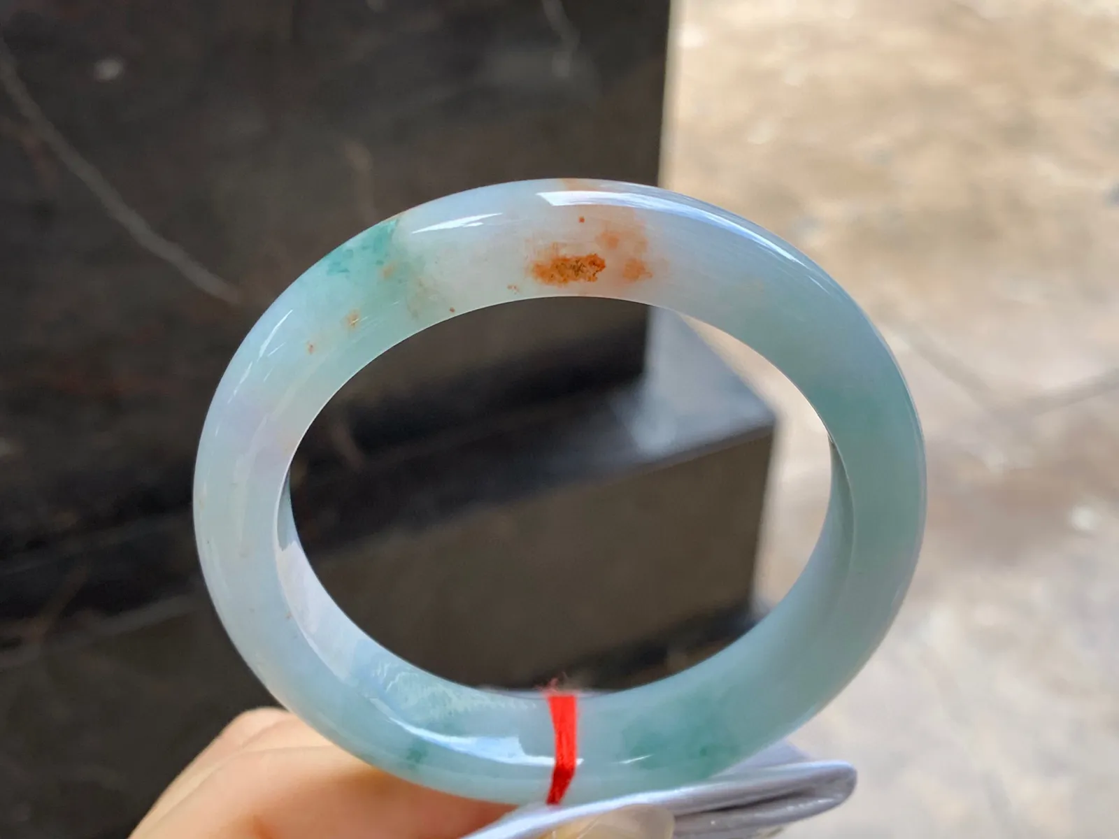 黄翡飘花特色手镯
尺寸：57.4-12.2-9mm
肉质细腻干净～有特色