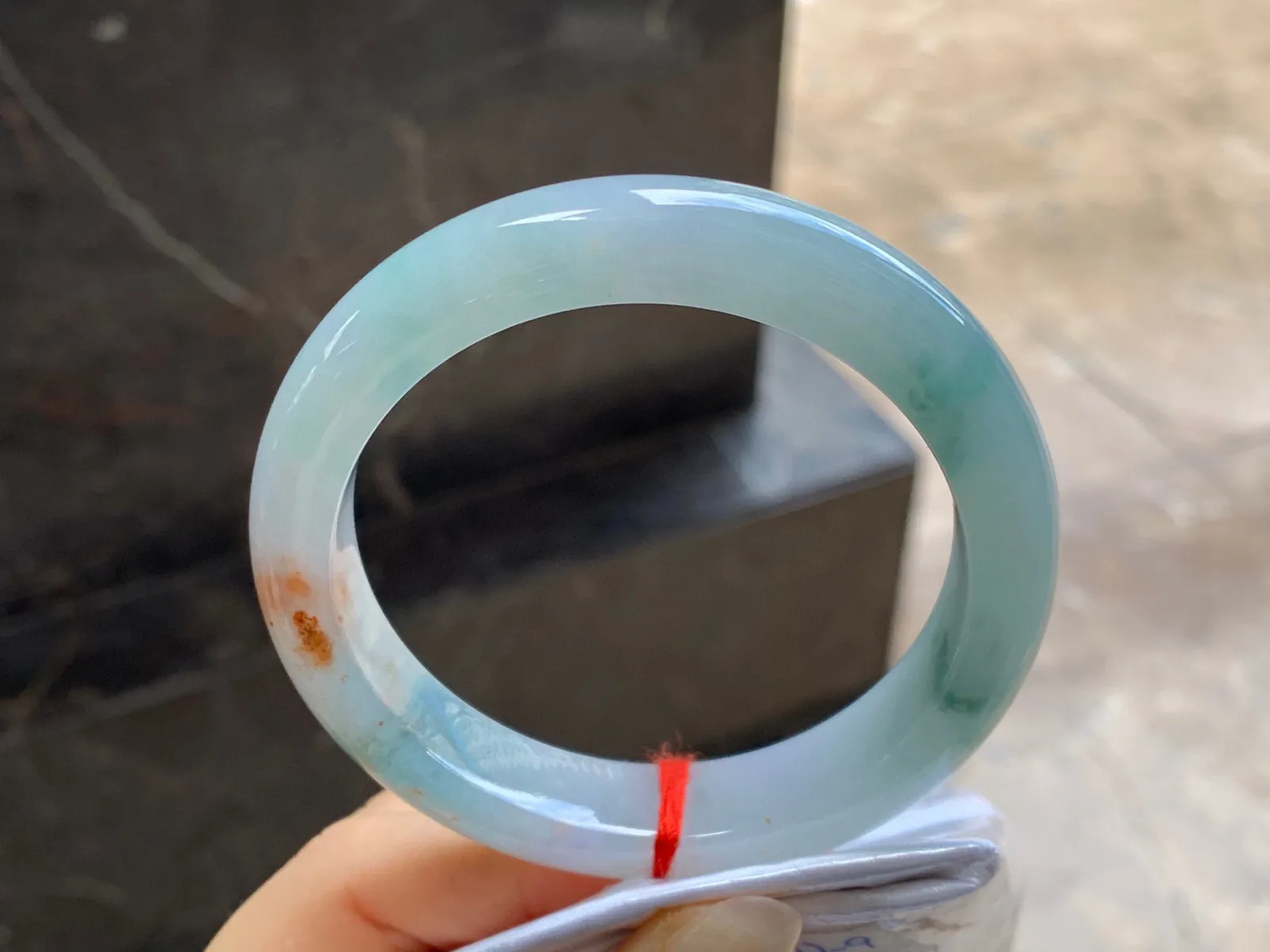 黄翡飘花特色手镯
尺寸：57.4-12.2-9mm
肉质细腻干净～有特色