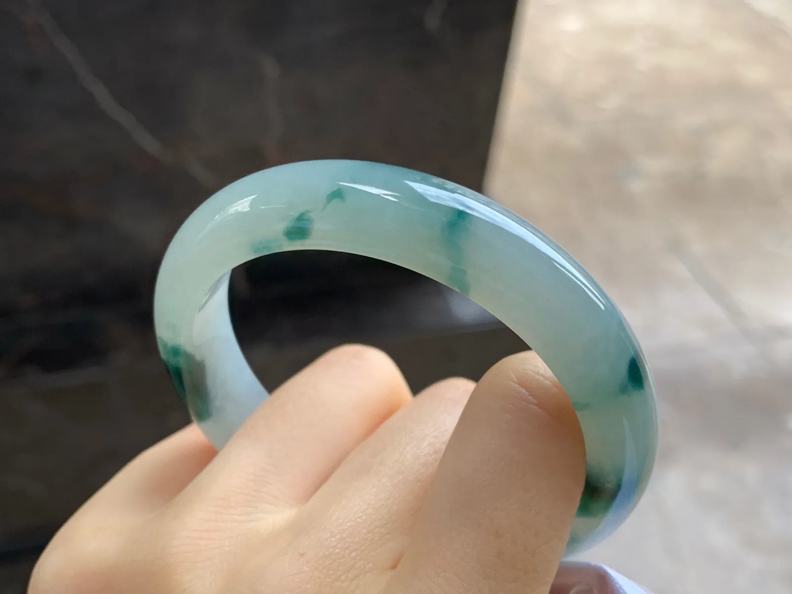 飘花手镯
尺寸：55.7-11.8-8mm
底子细腻～种水好 飘花点缀