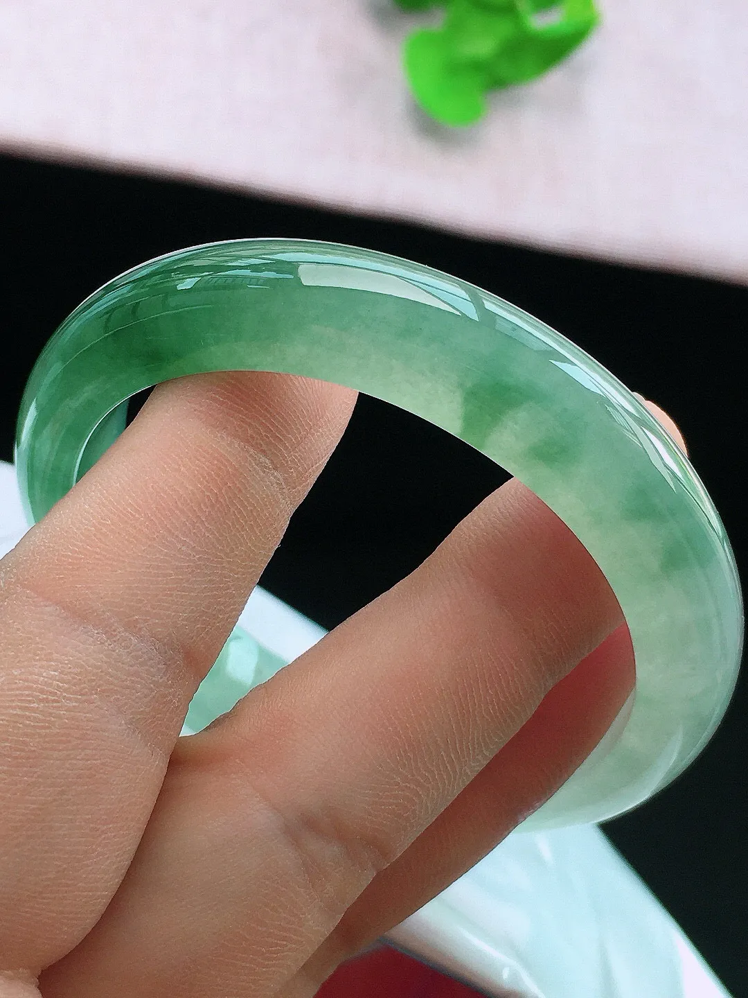 正圈53-54可戴，种老水足，起光，尺寸53.2/11.8/7.8mm，冰飘花正圈翡翠手镯