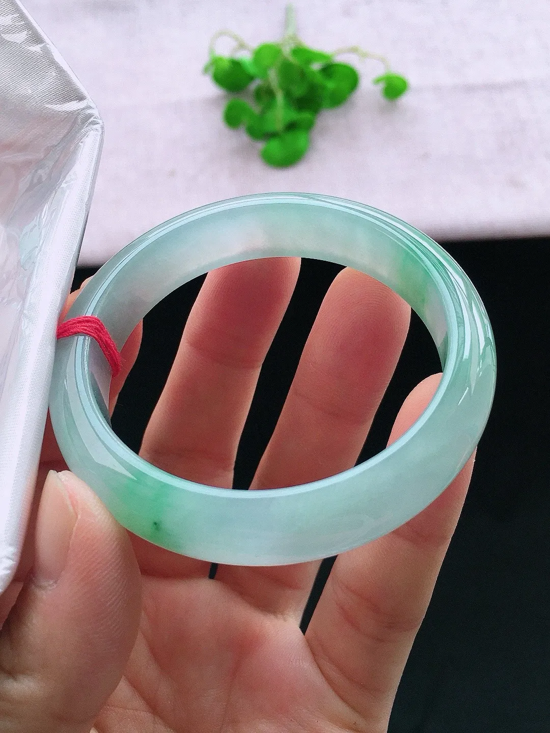 正圈52-53可戴，种老水足，尺寸52.5/12/7mm，冰飘绿正圈翡翠手镯