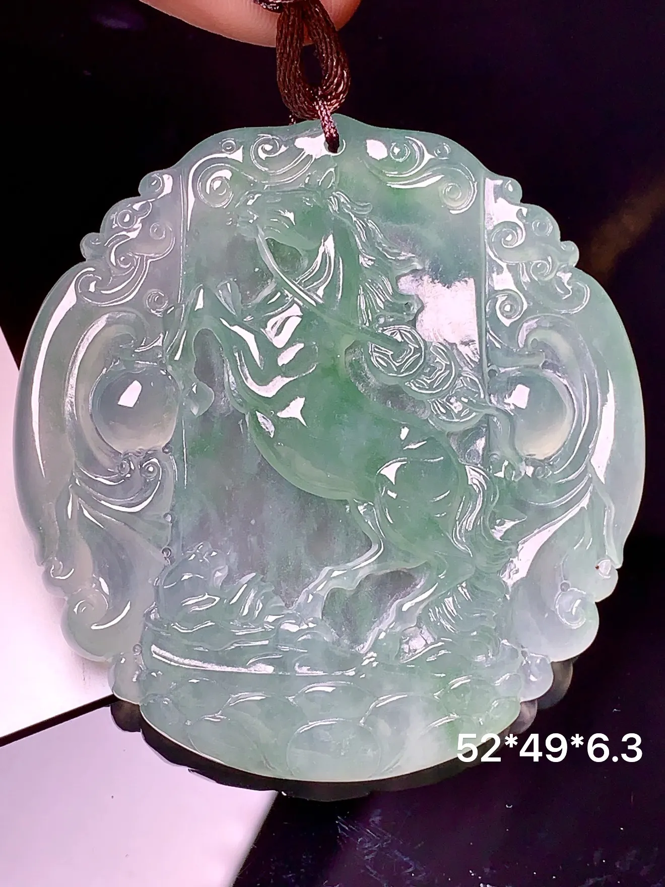 冰种生肖马吊坠 玉质细腻 水润亮眼 色泽艳丽 整体尺寸52*49*6.3