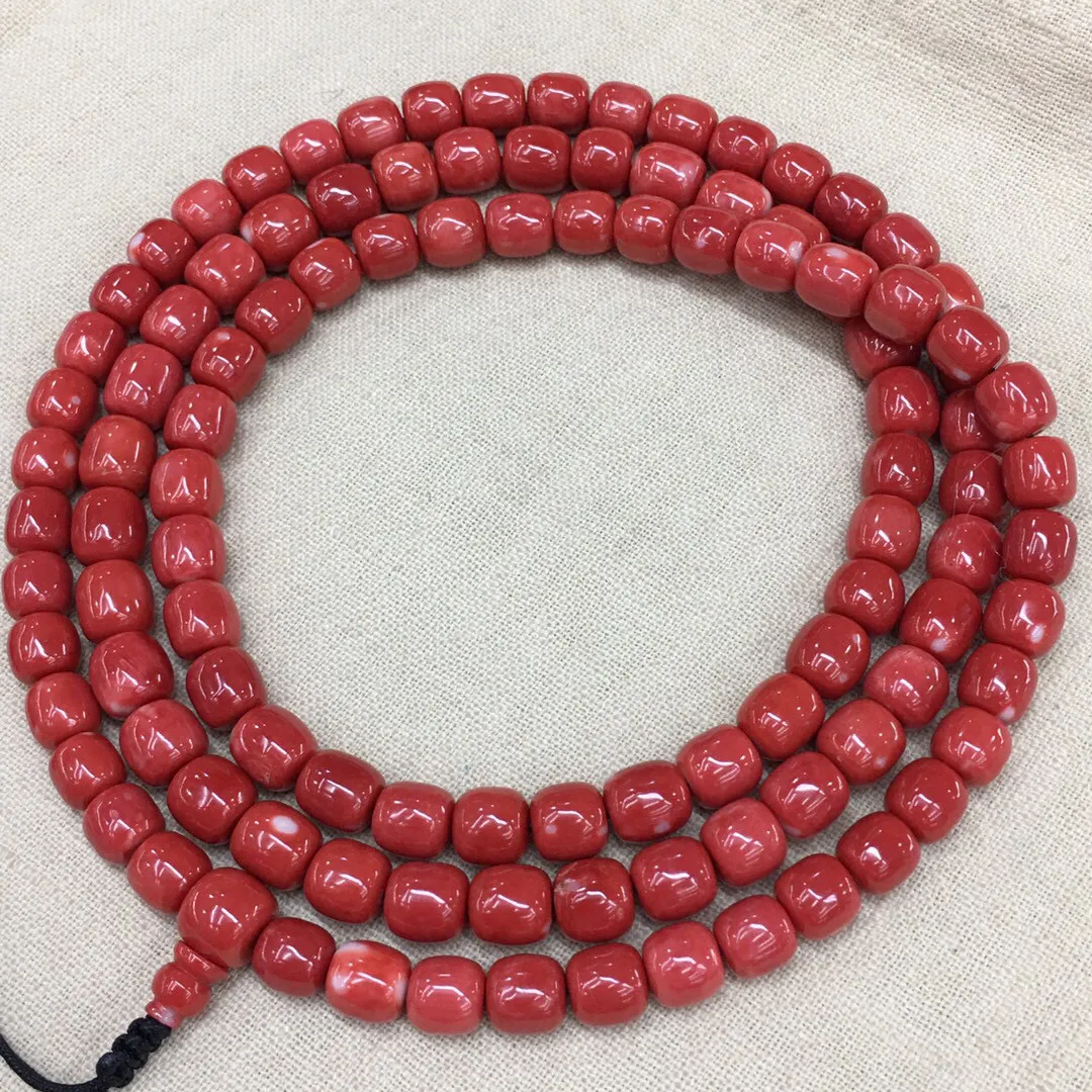 【天然莫莫红珊瑚8.8mm大桶珠108珠链】项链手链两用款！天然无添加无优化，台湾产地，莫莫材料，莫莫深一色，裸石尺寸约为8.8-7.7mm，重量为110克。珊瑚自古为佛教珍宝，深海里千年生长的有机宝石，色泽喜人，质地莹润，少白芯。具有收藏价值！
