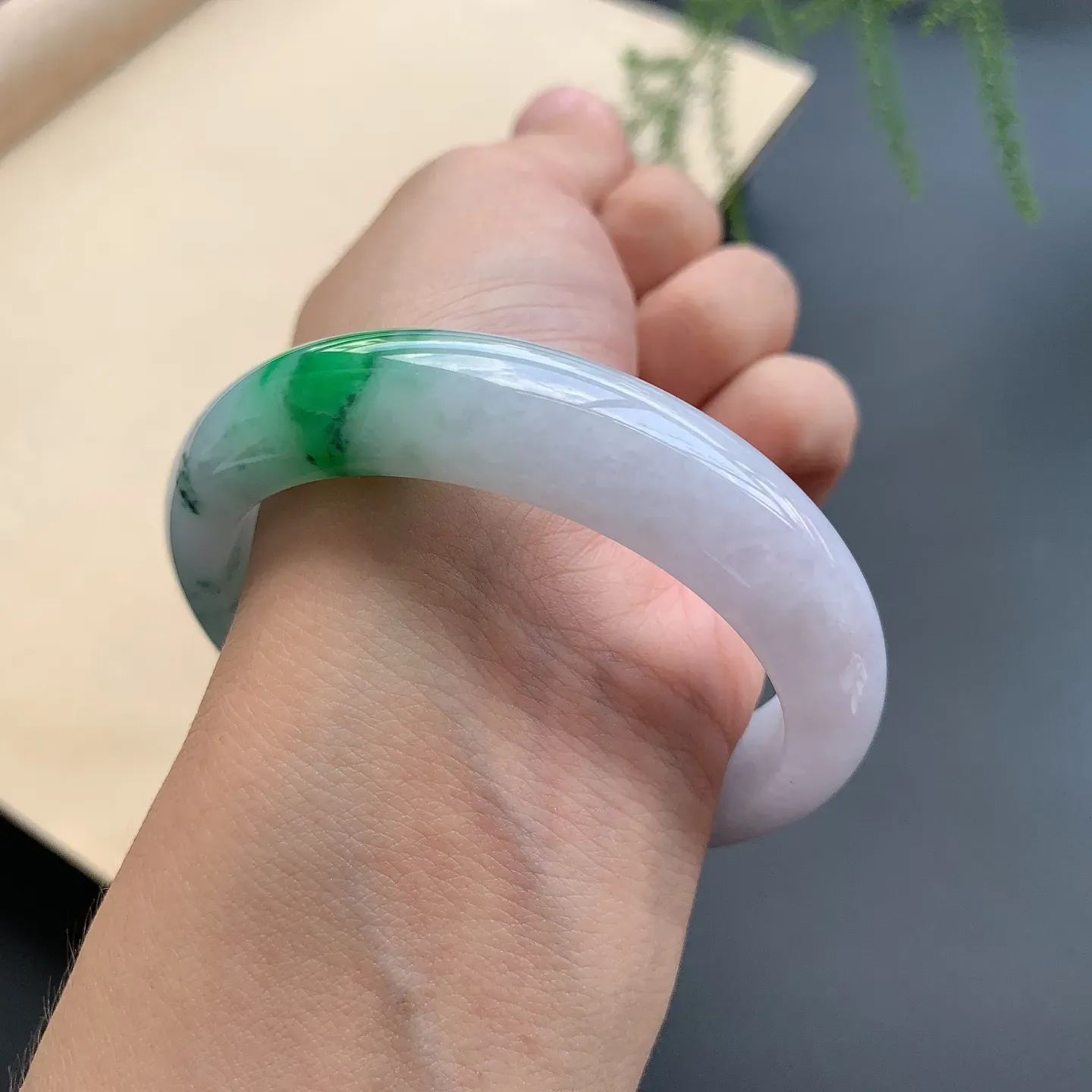 55圈口飘绿正圈手镯 尺寸：55-13-8，无纹裂，细腻光滑，色辣靓丽，