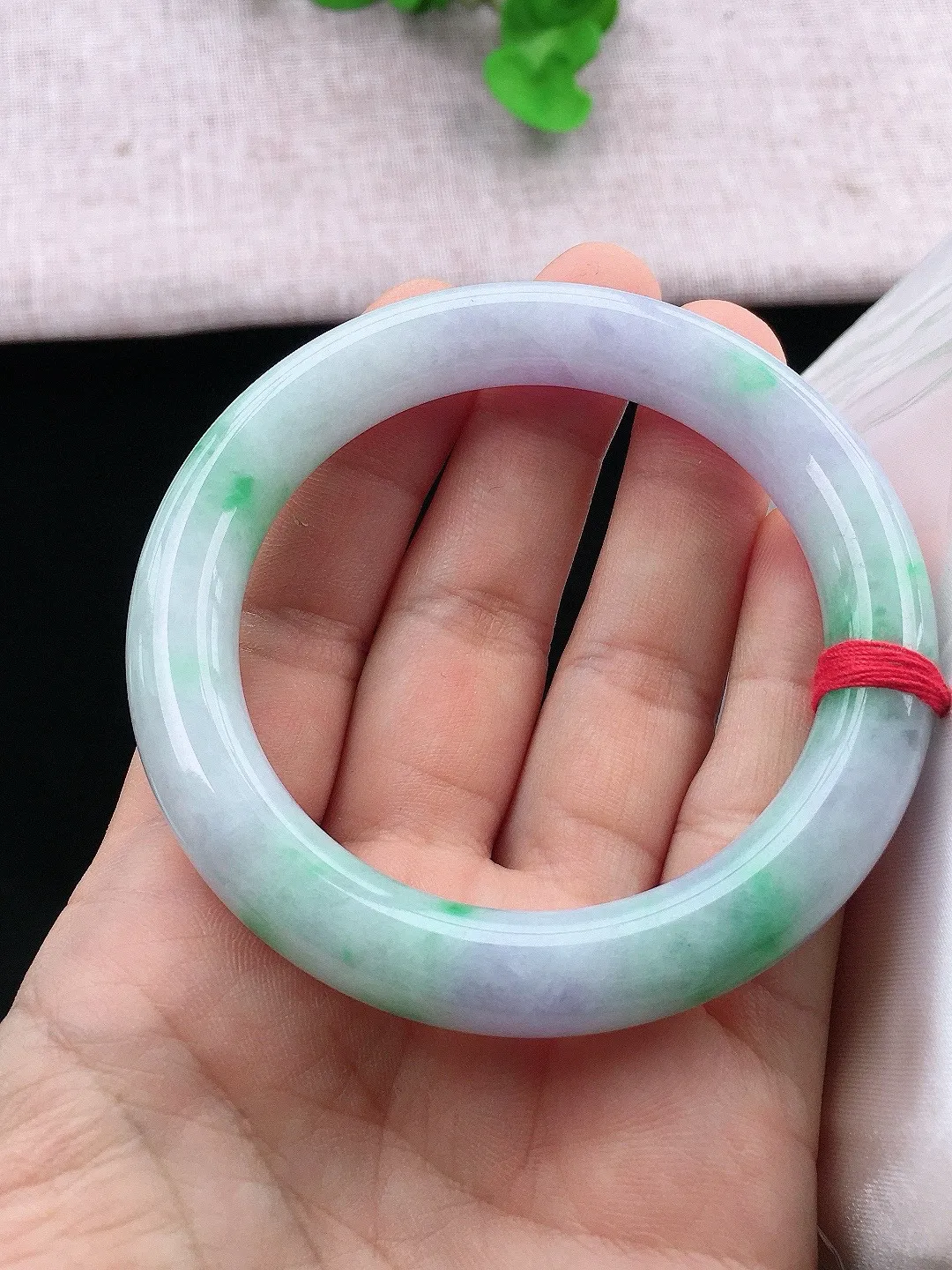 正圈56-57可戴，种老水足，尺寸57/13.5/8.5mm，冰飘绿正圈翡翠手镯