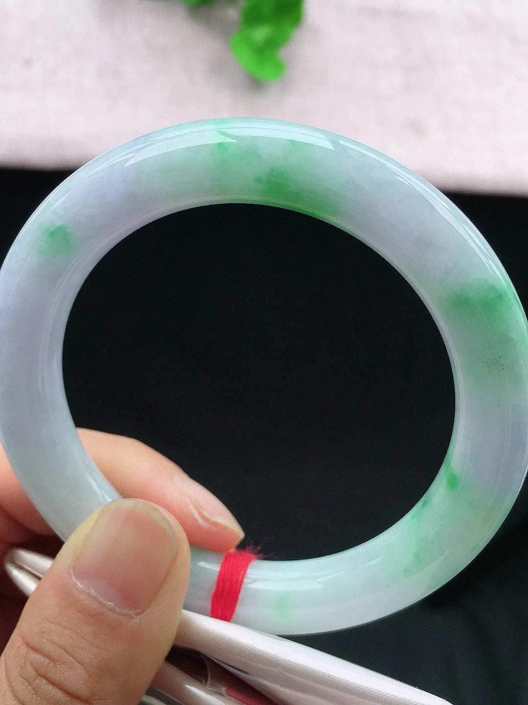 正圈56-57可戴，种老水足，尺寸57/13.5/8.5mm，冰飘绿正圈翡翠手镯
