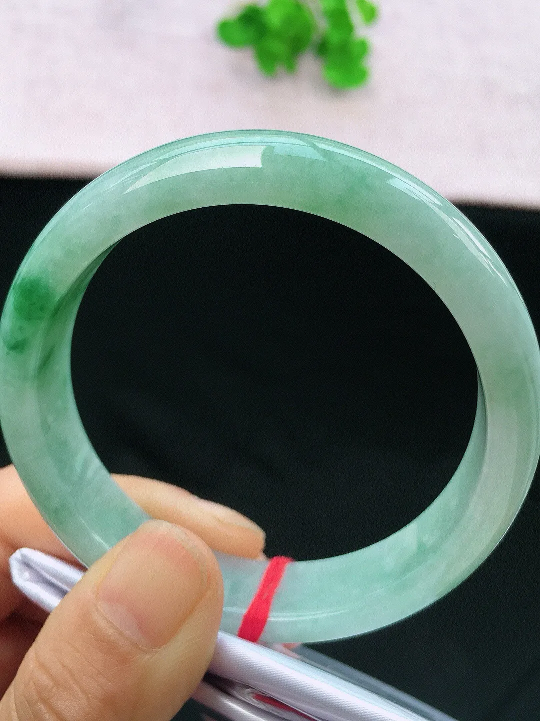 正圈57-58可戴，种老水足，尺寸57.5/14/7.8mm，冰飘绿花正圈翡翠手镯