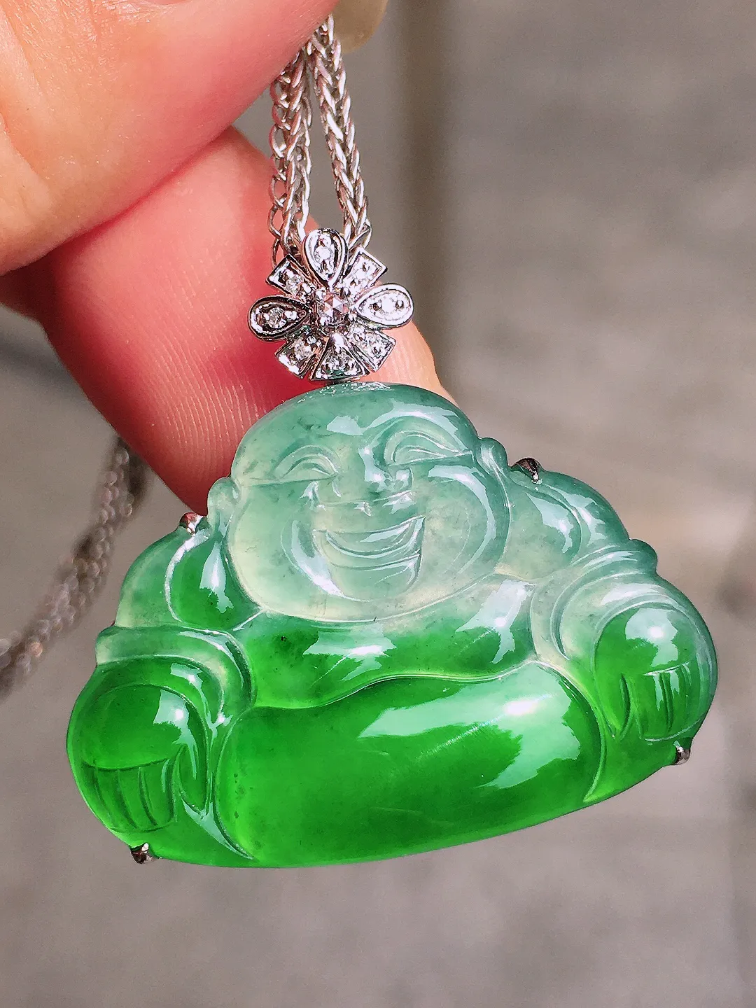 飘绿佛公吊坠，色泽艳丽，玉质细腻，荧光感超
强，饱满圆润，气质满满。18k
金豪华镶嵌