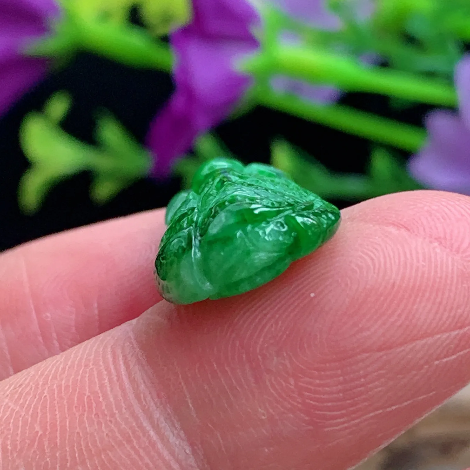 lz实拍25*12*5老坑精雕缅甸翡翠辣绿小百菜 百财聚来玉吊坠 玉挂件