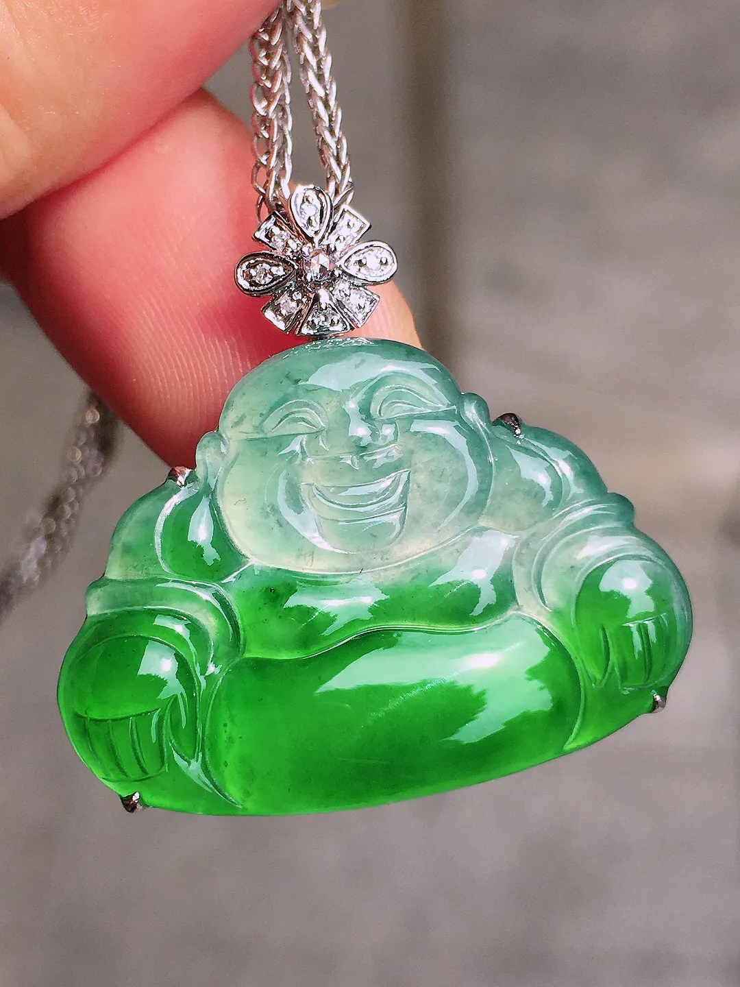 飘绿佛公吊坠，色泽艳丽，玉质细腻，荧光感超
强，饱满圆润，气质满满。18k
金豪华镶嵌