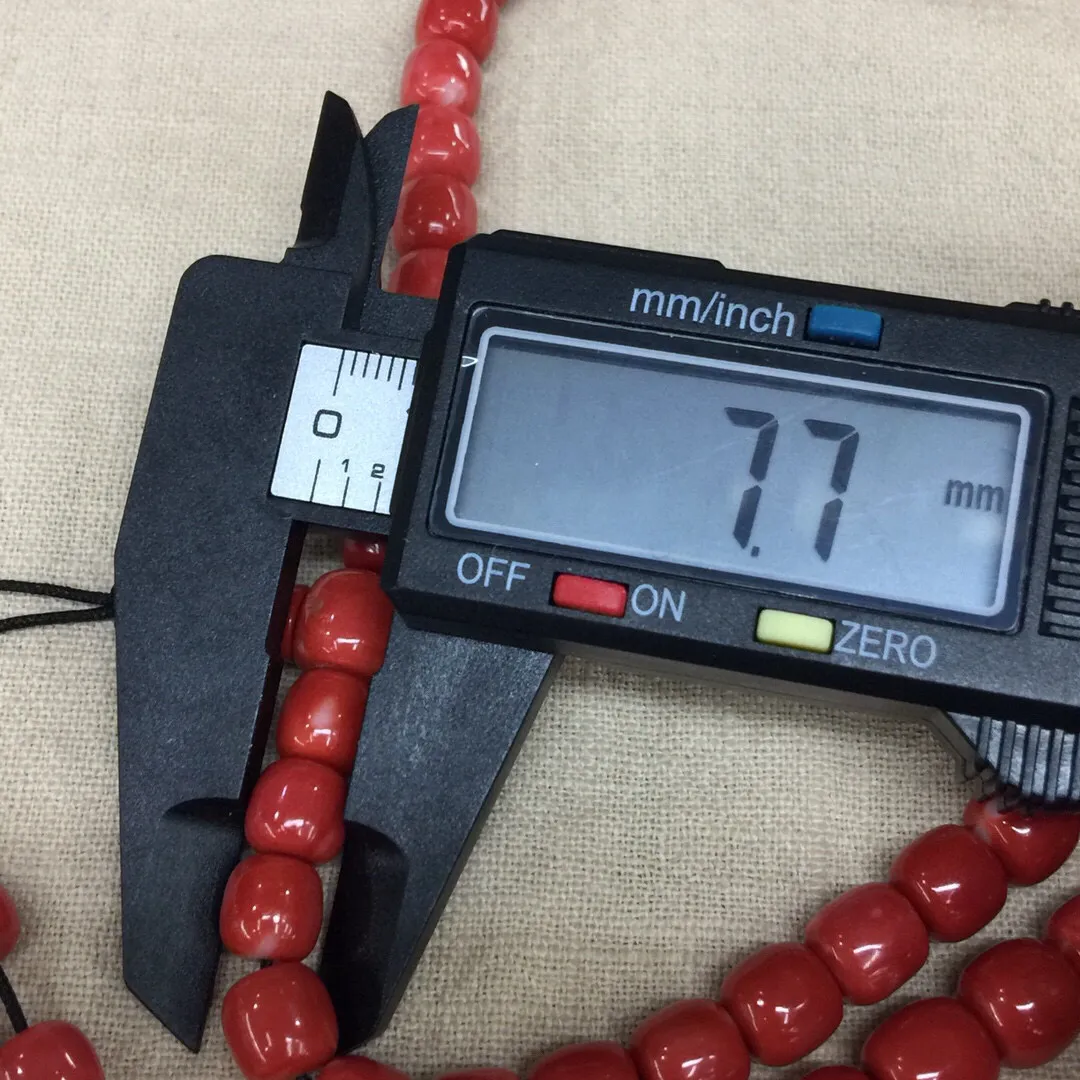【天然莫莫红珊瑚8.8mm大桶珠108珠链】项链手链两用款！天然无添加无优化，台湾产地，莫莫材料，莫莫深一色，裸石尺寸约为8.8-7.7mm，重量为110克。珊瑚自古为佛教珍宝，深海里千年生长的有机宝石，色泽喜人，质地莹润，少白芯。具有收藏价值！