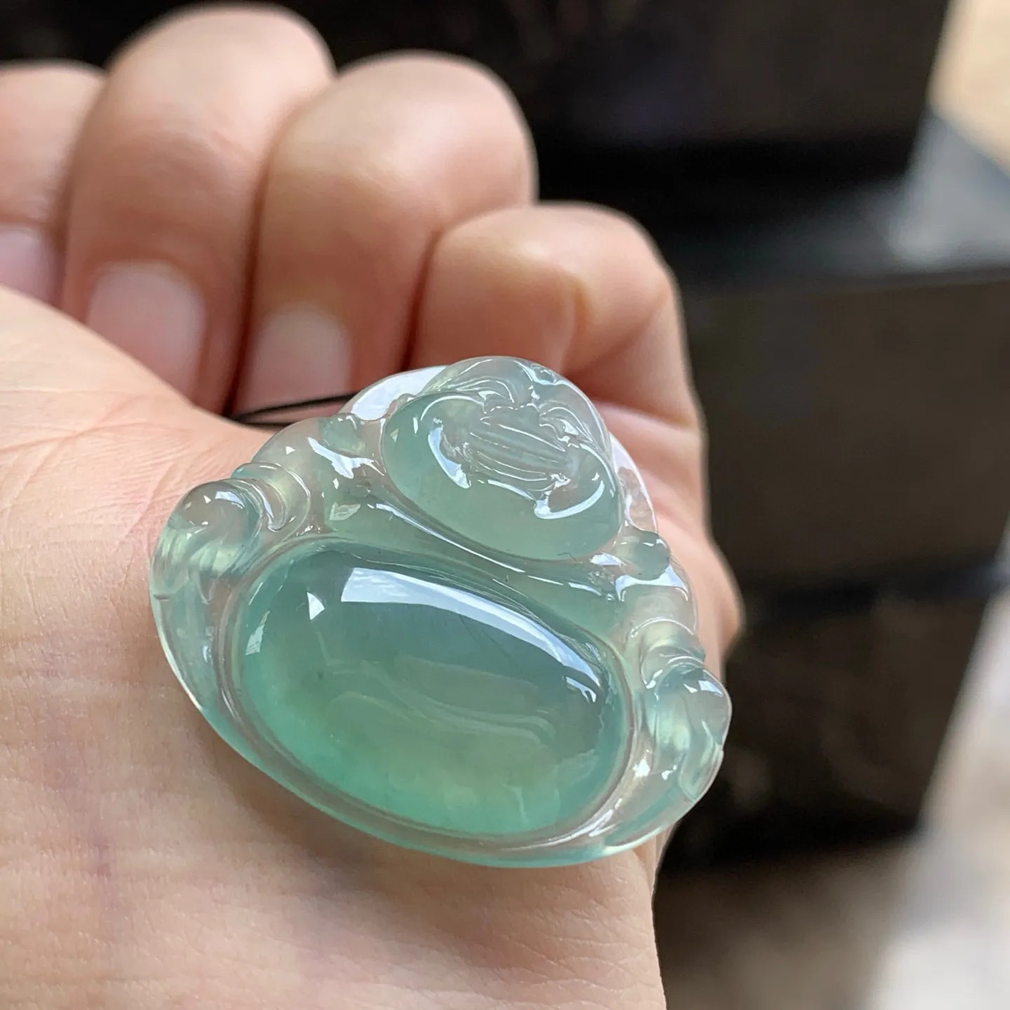 冰种晴绿佛公
尺寸：30.5-32-5.8mm 底色漂亮，笑口常开～