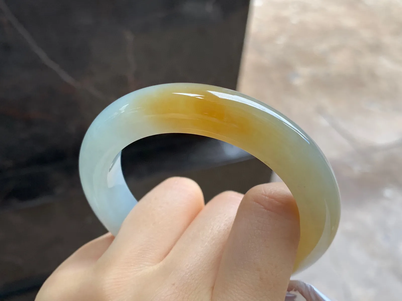 黄翡手镯
尺寸：55.5-11.8-10.5mm
底子细腻干净～黄翡色漂亮