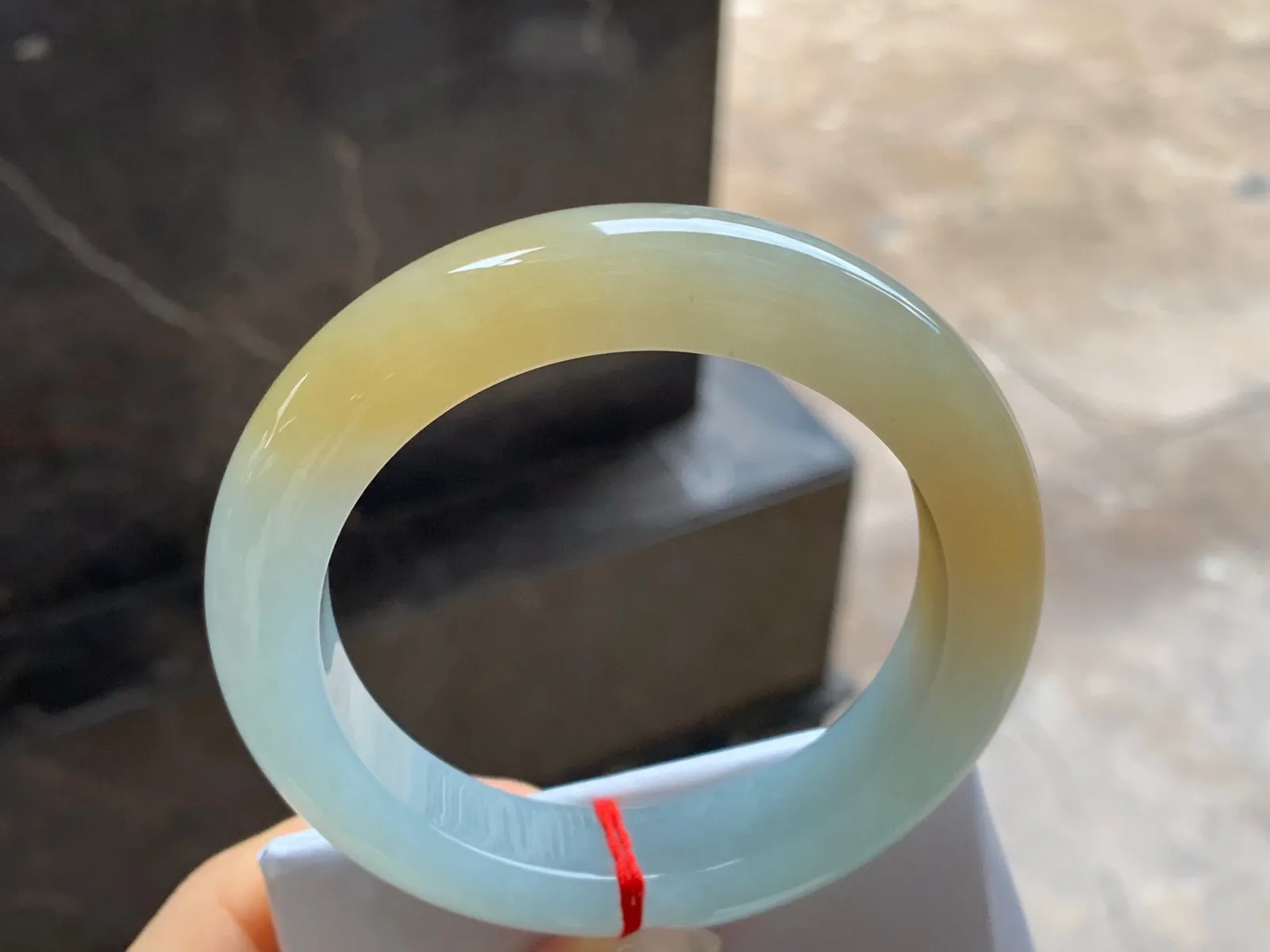 黄翡手镯
尺寸：55.5-11.8-10.5mm
底子细腻干净～黄翡色漂亮