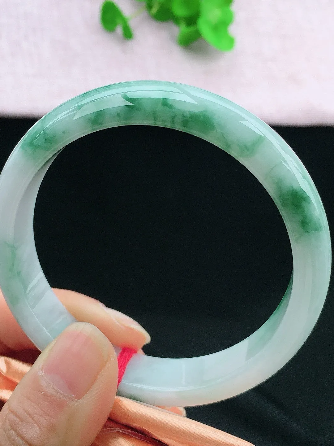 正圈61-62可戴，种老水足，尺寸61.5/13.6/7.7mm，冰飘花大圈口正圈翡翠手镯