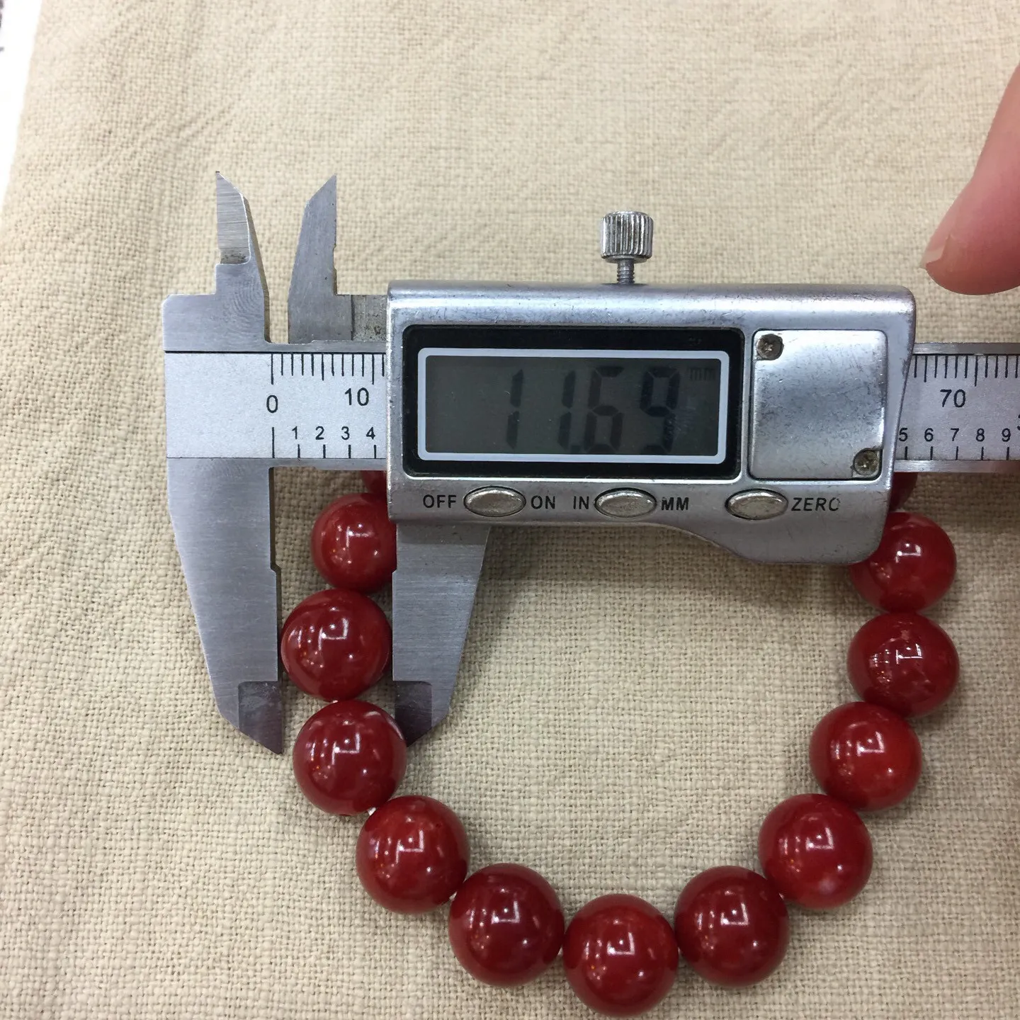 【天然日本阿卡牛血红珊瑚11.69mm大圆珠单圈手串】️遇不可求！日本产地，阿卡材料，牛血红颜色，光泽柔润透亮，直径约11.69-10.9mm，重量32.94克，珊瑚本为佛教珍宝，来自深海千年生长，有生长纹，属于有机宝石，气场强大，稀少珍贵！每粒均为天然无添加无修补，有标志性白芯眼。收藏精品！传承宝贝！