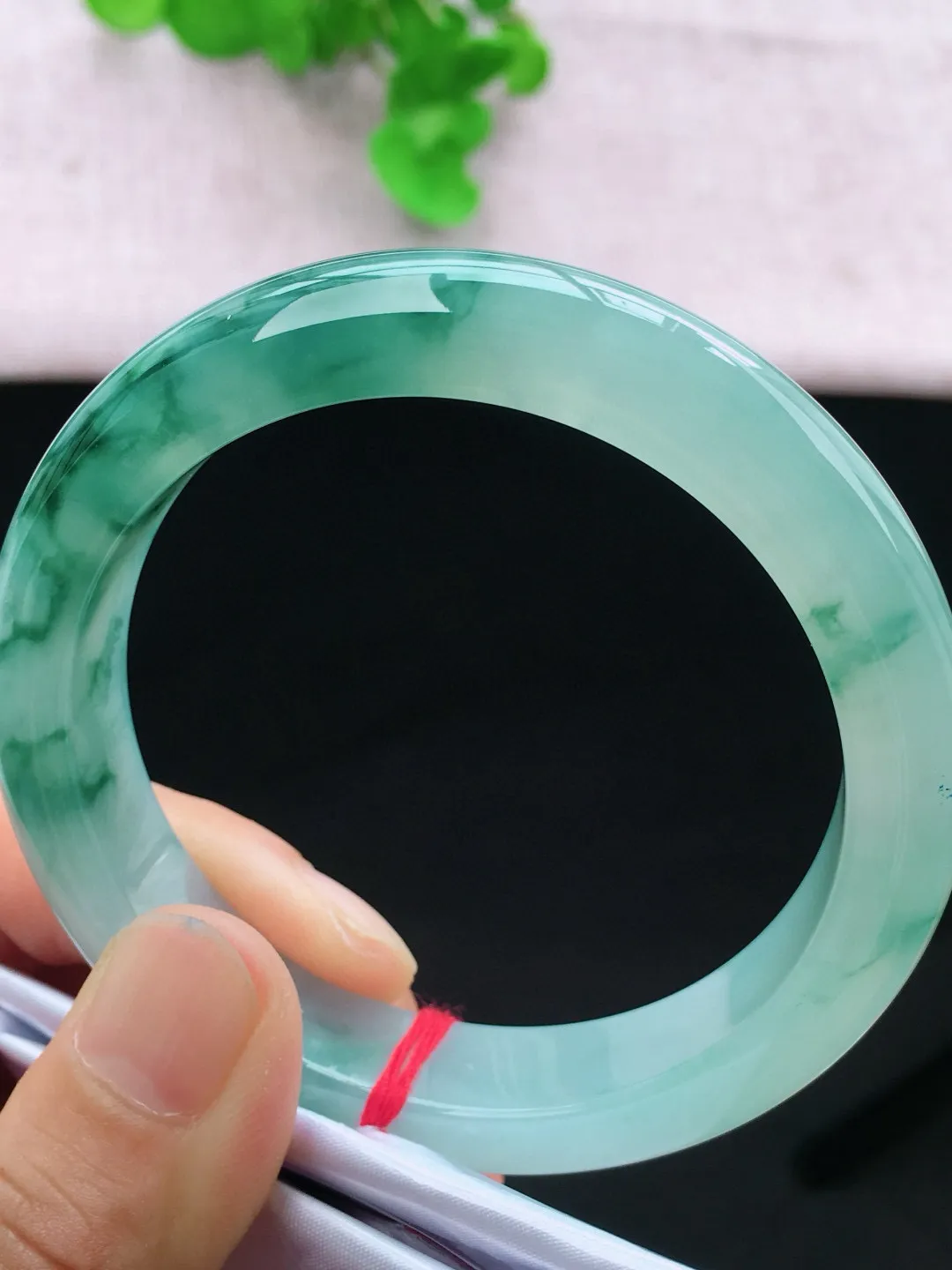 正圈57-58可戴，种老水足，尺寸57.4/12.1/8.8mm，冰飘花正圈翡翠手镯
