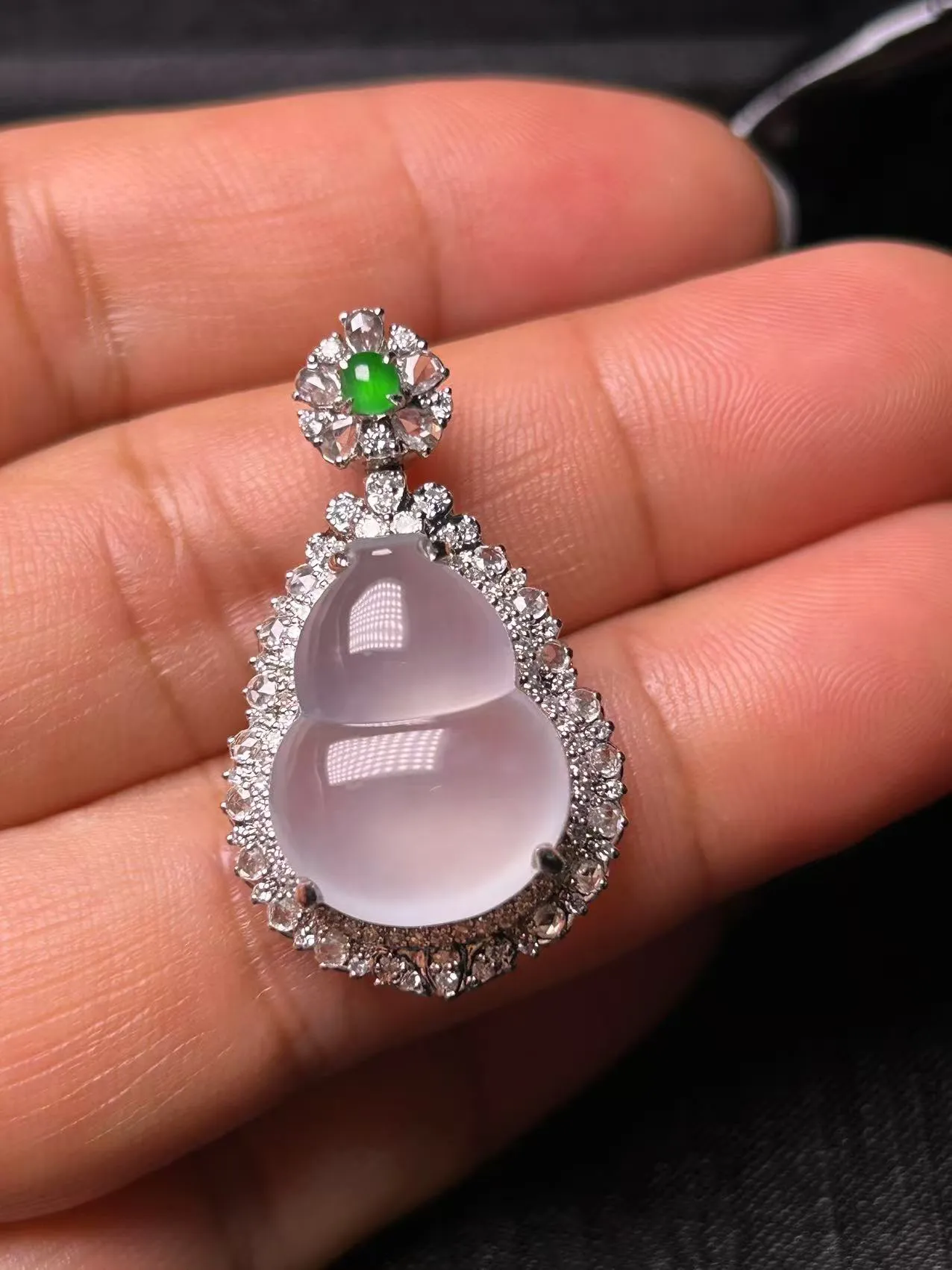 缅甸翡翠A货，白冰葫芦，饱满清爽，上身效果好，平安快乐，吉祥如意。裸石尺寸18.2/14.1/5.3
