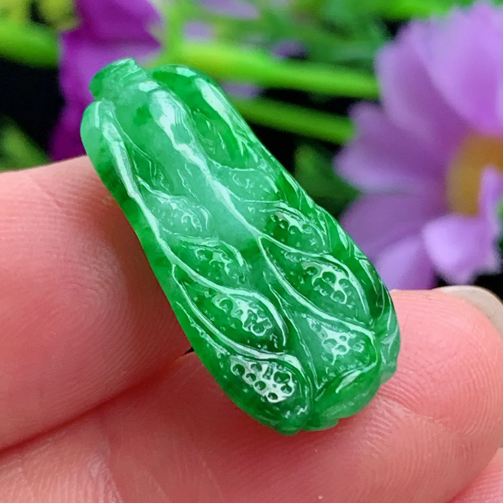 lz实拍25*12*5老坑精雕缅甸翡翠辣绿小百菜 百财聚来玉吊坠 玉挂件