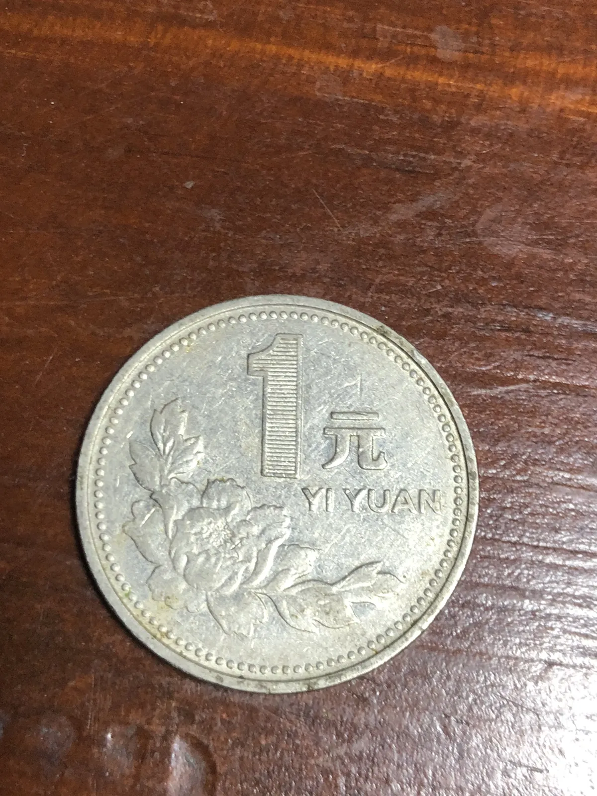 和田玉烟紫带翠连年有余挂件，质地温润滋腻，连年有余。尺寸68.5-44.3-10mm