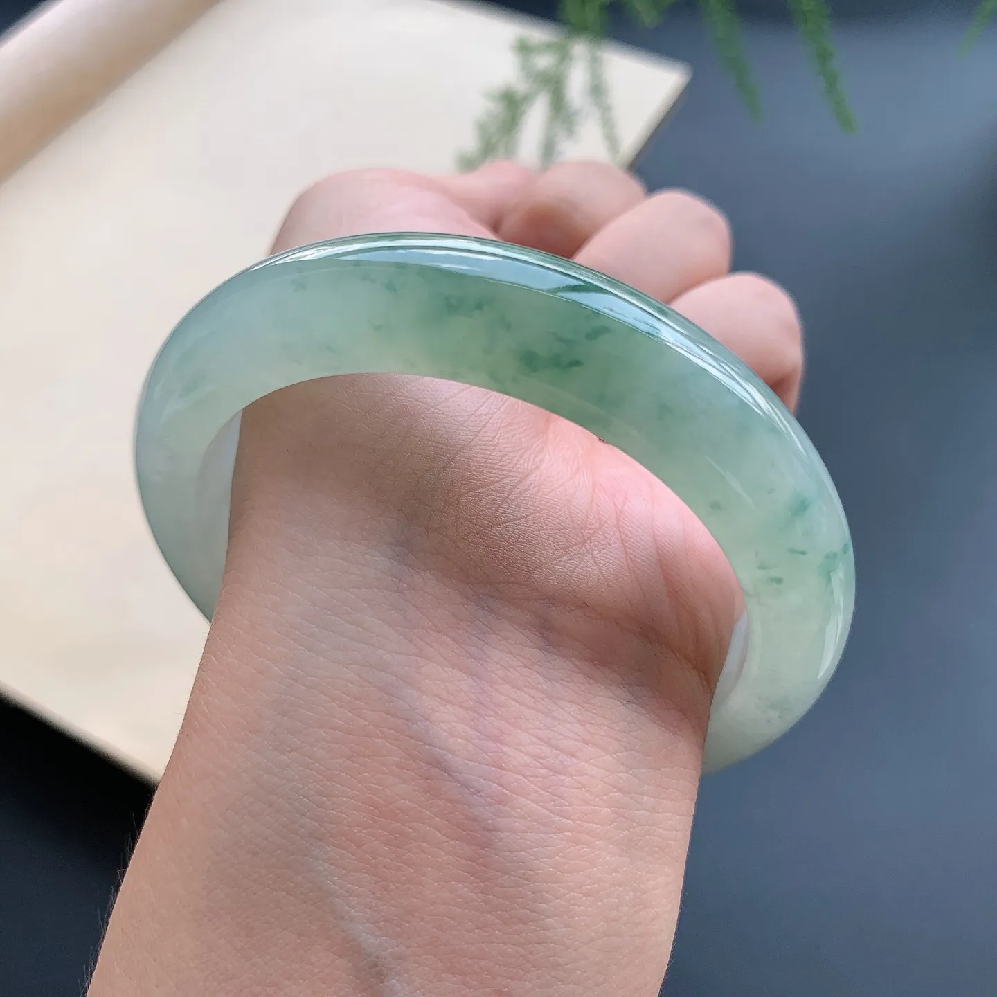 57圈口飘花正圈手镯 尺寸：57-12.6-9.3，无纹裂，水润起胶，花色飘逸，