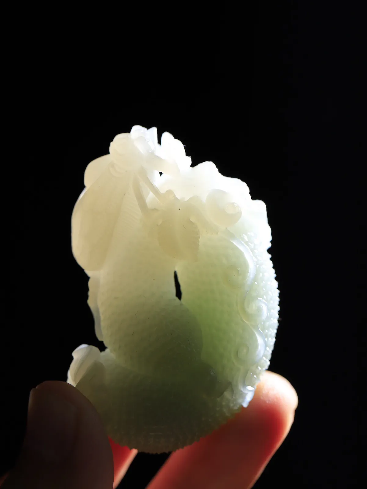 和田玉翠青白双色瓜挂件，质地细腻紧实，精工细作，匠心独具，细润形状好。丝瓜都有福禄的寓意。丝瓜也用来表示思念和牵挂，顶部巧雕瓜叶，藤下两只可爱的福瓜，线条优美，手感非常好，静待有缘人。重63.3克   尺寸60.3-38.5-20.5mm