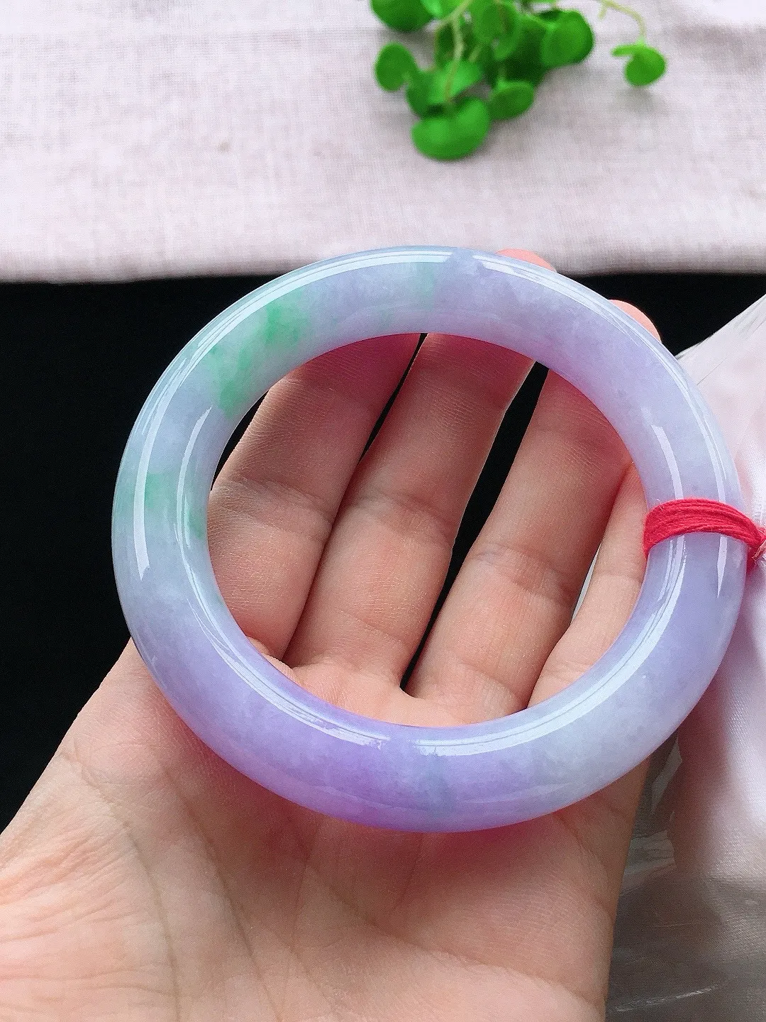 正圈60-61可戴，种老水足，尺寸59/12.5/12.5mm，春彩圆条翡翠手镯