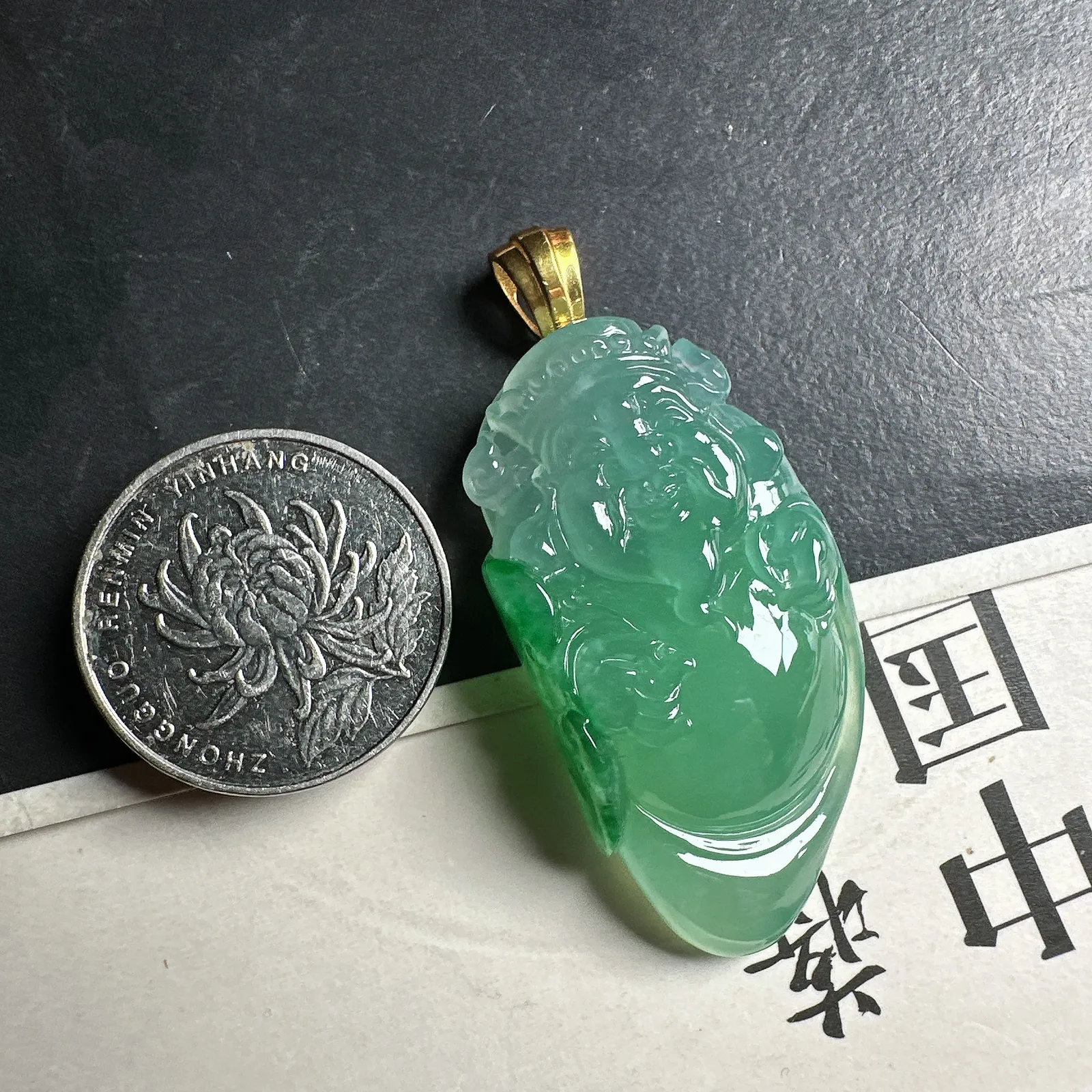 【财神】很纯美的冰晴飘绿财神，立体厚装，底子很干净，颜色漂亮，雕刻精美。