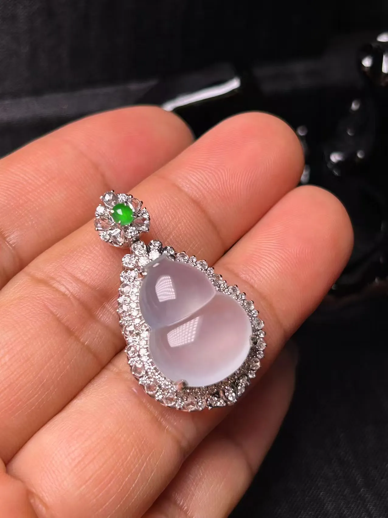 缅甸翡翠A货，白冰葫芦，饱满清爽，上身效果好，平安快乐，吉祥如意。裸石尺寸18.2/14.1/5.3